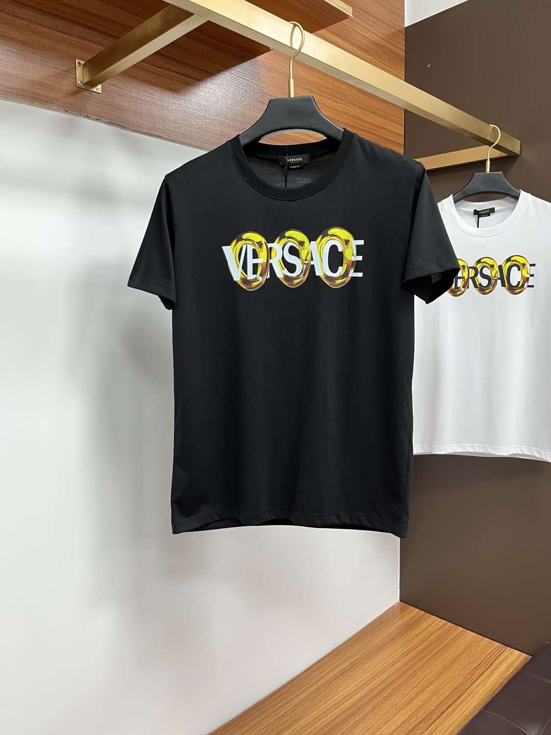 NO:483324,Versace 25 spring and summer new product Medusa & brand letter logo printed logo short-sleeved T-shirt, customized 80 double-strand mercerized cotton fabric; black and white M-4XL, versace, T-shirt, tees, t-shirt, alexander wang19860909Versace 25春夏新品Medusa&品牌字母徽标印花标识短袖T恤,定制80支双股丝光棉面料；黑色 白色 M-4XL,,versace,T-shirt,tees，t-shirt,alexander wang,Men's clothing