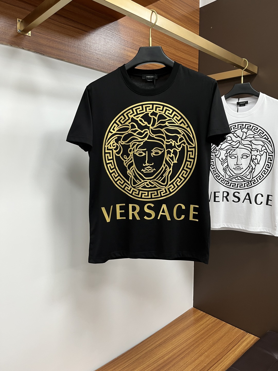 NO:519609,Versace 25 spring and summer new product Medusa & brand letter logo printed logo short-sleeved T-shirt, customized 80 double-strand mercerized cotton fabric; black and white M-4XL, versace, T-shirt, tees, t-shirt, alexander wang19860909Versace 25春夏新品Medusa&品牌字母徽标印花标识短袖T恤,定制80支双股丝光棉面料；黑色 白色 M-4XL,,versace,T-shirt,tees，t-shirt,alexander wang,Men's clothing