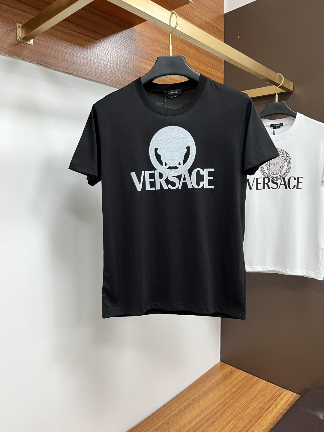 NO:160053,Versace 25 spring and summer new product Medusa & brand letter logo printed logo short-sleeved T-shirt, customized 80 double-strand mercerized cotton fabric; black and white M-4XL., versace, T-shirt, tees, t-shirt, alexander wang19860909Versace 25春夏新品Medusa&品牌字母徽标印花标识短袖T恤,定制80支双股丝光棉面料；黑色 白色 M-4XL.,,versace,T-shirt,tees，t-shirt,alexander wang,Men's clothing