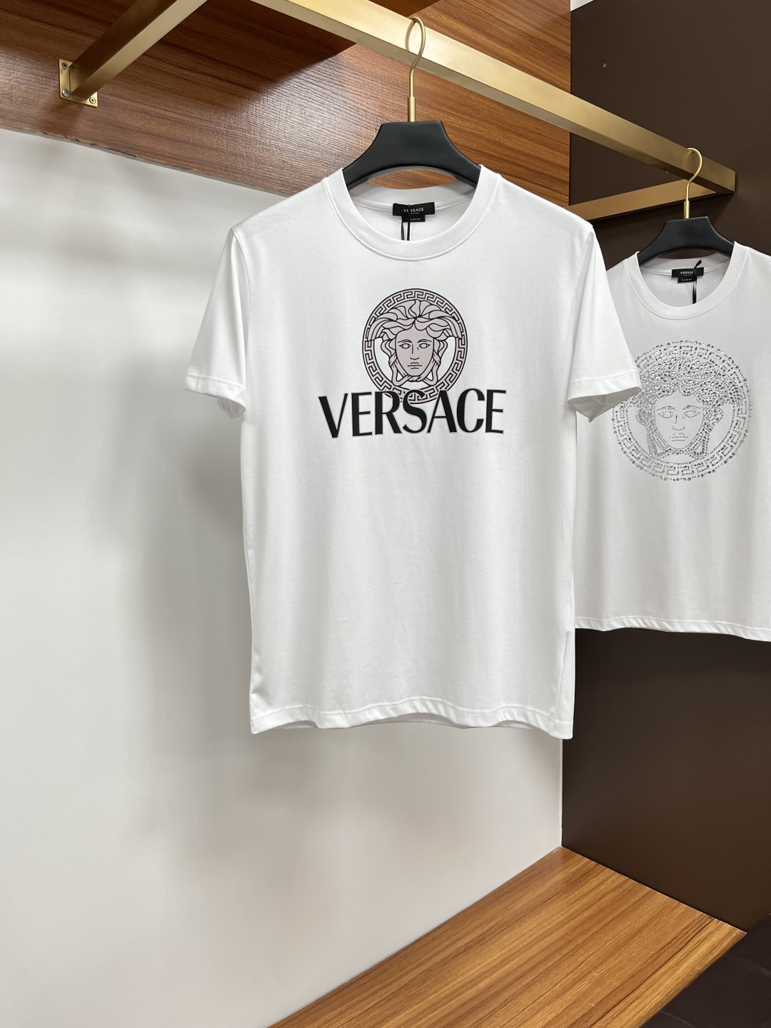 NO:160051,Versace 25 spring and summer new product Medusa & brand letter logo printed logo short-sleeved T-shirt, customized 80 double-strand mercerized cotton fabric; black and white M-4XL, versace, T-shirt, tees, t-shirt, alexander wang19860909Versace 25春夏新品Medusa&品牌字母徽标印花标识短袖T恤,定制80支双股丝光棉面料；黑色 白色 M-4XL,,versace,T-shirt,tees，t-shirt,alexander wang,Men's clothing