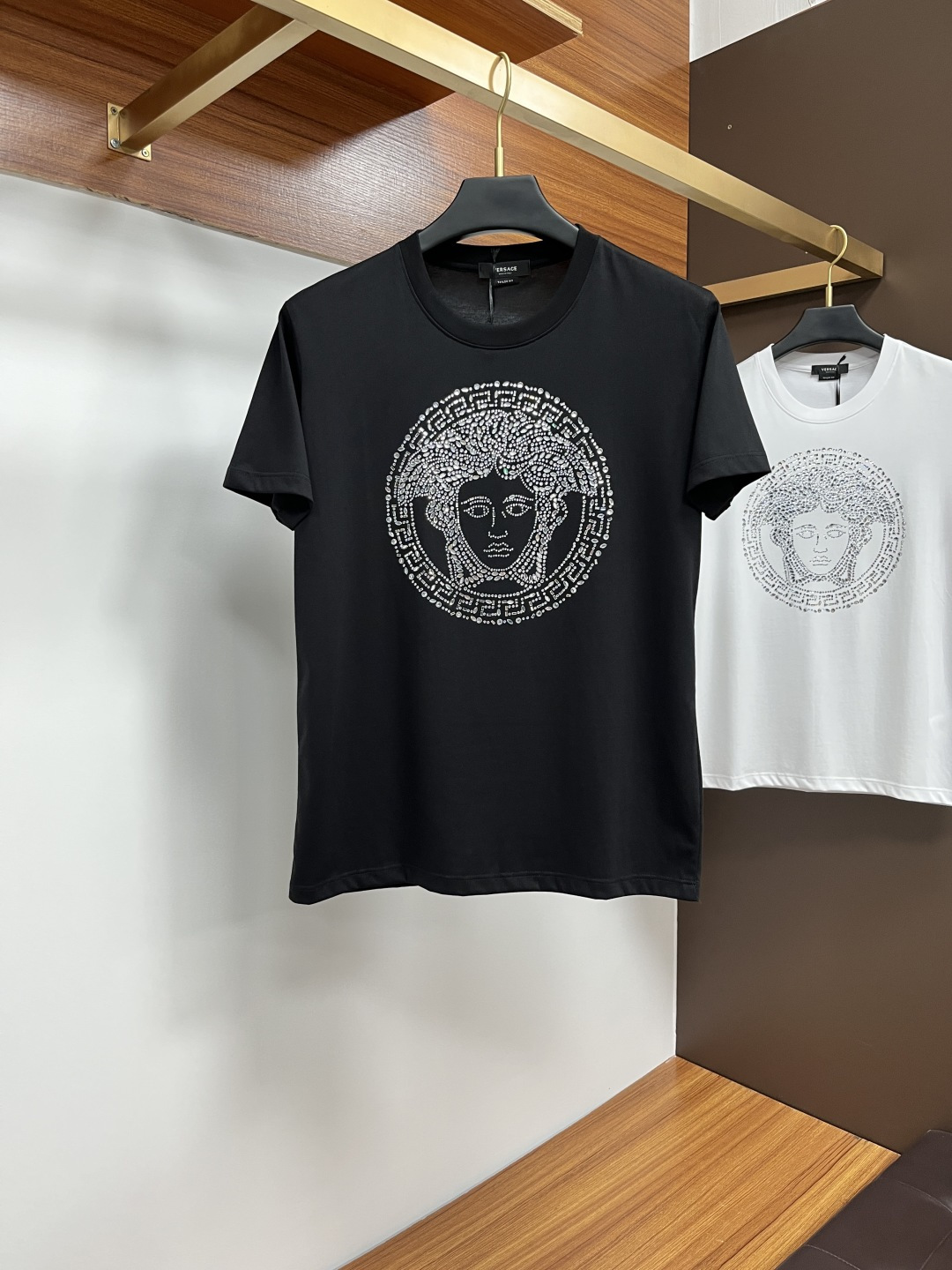 NO:160055,Versace 25 summer new product heavy industry rhinestone Medusa round neck thickened short-sleeved T-shirt, ZG latest synchronization, creates basic men's products, injecting new ideas into men's wardrobe. Made of soft cotton double-sided knitted long velvet cotton   modal cotton fabric, the fabric is delicate, soft and draped, full of cotton feel, excellent comfort in the upper body, and it will not be easy to deform after wearing it for a long time; black and white M~4XL, versace, T-shirt,tees, t-shirt,alexander wang19860909Versace 25夏季新品重工水钻Medusa圆领加厚短袖T恤,ZG最新同步,打造男士基本款单品,为男士衣橱注入新意.采用柔软棉质双面针织长绒棉 莫代尔棉面料制成,面料细腻、柔感垂顺、棉感十足、上身舒适度极佳,久穿久洗不易变形；黑色 白色 M～4XL,,versace,T-shirt,tees，t-shirt,alexander wang,Men's clothing