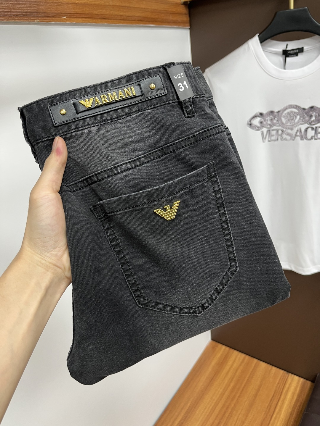 NO:416606,Armani 2025ss Snake Summer New Year Jeans. Original 1:1 production, perfect choice for daily life, simple, atmospheric, fashionable and stylish, customized imported tannin fabric, heavy industry washing process, complex and exquisite workmanship. It is easy to meet the needs of all seasons, soft and elastic, smooth and neat, original auxiliary hardware, L10 upper body comfortable and easy to match, durable code number 29-38, Armani, jeans, alexander wang19860909阿玛尼 2025ss蛇年夏季贺岁款牛仔裤.原单1:1制作,日常必备的完美之选,简单大气亦时尚有型,定制进口丹宁面料 ,重工洗水工艺,做工复杂工艺精湛.轻松迎合四季需要,手感柔软带弹力,流畅利落,原版辅料五金,L10上身舒适非常易搭耐看码数29-38,,armani,jeans,alexander wang,Men's clothing