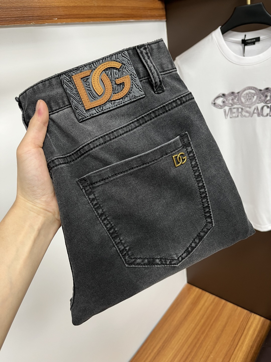 NO:416600,DG 2025ss Snake Year Summer New Year Jeans. Original 1:1 production, perfect choice for daily life, simple, atmospheric, fashionable and stylish, customized imported tannin fabric, heavy industry washing process, complex and exquisite workmanship. Easy to meet the needs of all seasons, soft and elastic, smooth and neat, original auxiliary materials, L10 upper body comfortable and easy to match, durable code number 29-38, jeans, alexander wang19860909DG 2025ss蛇年夏季贺岁款牛仔裤.原单1:1制作,日常必备的完美之选,简单大气亦时尚有型,定制进口丹宁面料 ,重工洗水工艺,做工复杂工艺精湛.轻松迎合四季需要,手感柔软带弹力,流畅利落,原版辅料五金,L10上身舒适非常易搭耐看码数29-38,,jeans,alexander wang,Men's clothing