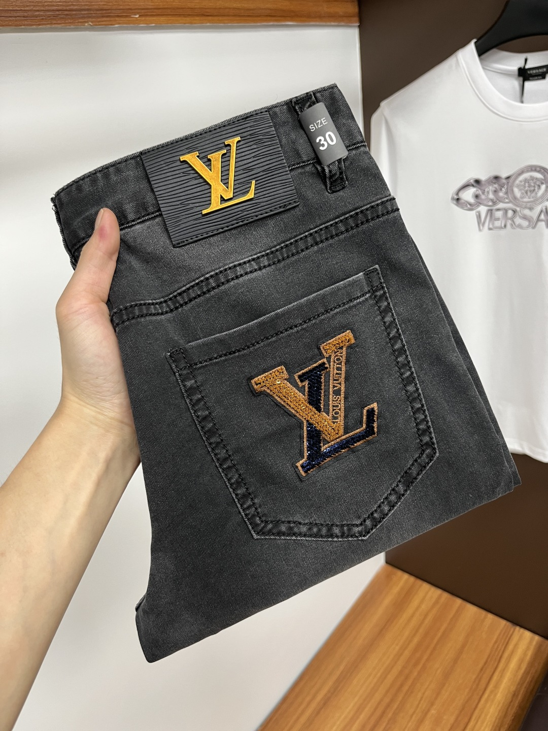 NO:429159,LV Ss Snake Year Summer New Year Jeans. Original 1:1 production, perfect choice for daily life, simple, atmospheric, fashionable and stylish, customized imported tannin fabric, heavy industry washing process, complex and exquisite workmanship. Easy to cater to the needs of all seasons, soft and elastic, smooth and neat, original auxiliary hardware, L10 upper body comfortable and easy to match, durable code number 29-38, louis vuitton, jeans, alexander wang19860909LV ss蛇年夏季贺岁款牛仔裤.原单1:1制作,日常必备的完美之选,简单大气亦时尚有型,定制进口丹宁面料 ,重工洗水工艺,做工复杂工艺精湛.轻松迎合四季需要,手感柔软带弹力,流畅利落,原版辅料五金,L10上身舒适非常易搭耐看码数29-38,,louis vuitton,jeans,alexander wang,Men's clothing