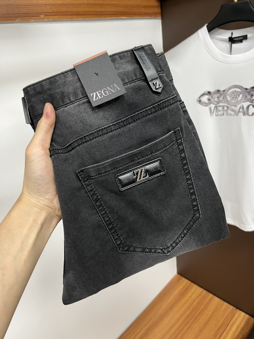 NO:416594,Jenia 2025ss Snake Summer New Year Jeans. Original 1:1 production, perfect choice for daily life, simple, atmospheric, fashionable and stylish, customized imported tannin fabric, heavy industry washing process, complex and exquisite workmanship. It is easy to meet the needs of all seasons, soft and elastic, smooth and neat, original auxiliary materials, L10 upper body comfortable and easy to match, durable code number 29-38, zegna, jeans, alexander wang19860909杰尼亚 2025ss蛇年夏季贺岁款牛仔裤.原单1:1制作,日常必备的完美之选,简单大气亦时尚有型,定制进口丹宁面料 ,重工洗水工艺,做工复杂工艺精湛.轻松迎合四季需要,手感柔软带弹力,流畅利落,原版辅料五金,L10上身舒适非常易搭耐看码数29-38,,zegna,jeans,alexander wang,Men's clothing