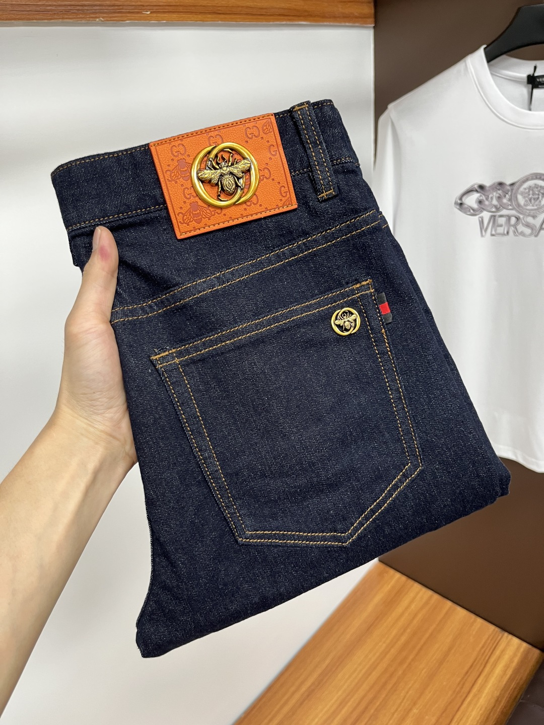 NO:416607,Guqi 2025ss Snake Summer New Year Jeans. Original 1:1 production, perfect choice for daily life, simple, elegant, fashionable and stylish, customized imported tannin fabric, heavy industry washing process, complex and exquisite workmanship. Easy to cater to the needs of all seasons, soft and elastic, smooth and neat, original auxiliary hardware, L10 upper body comfortable and easy to match, durable code number 29-38, jeans, alexander wang19860909古奇 2025ss蛇年夏季贺岁款牛仔裤.原单1:1制作,日常必备的完美之选,简单大气亦时尚有型,定制进口丹宁面料 ,重工洗水工艺,做工复杂工艺精湛.轻松迎合四季需要,手感柔软带弹力,流畅利落,原版辅料五金,L10上身舒适非常易搭耐看码数29-38,,jeans,alexander wang,Men's clothing