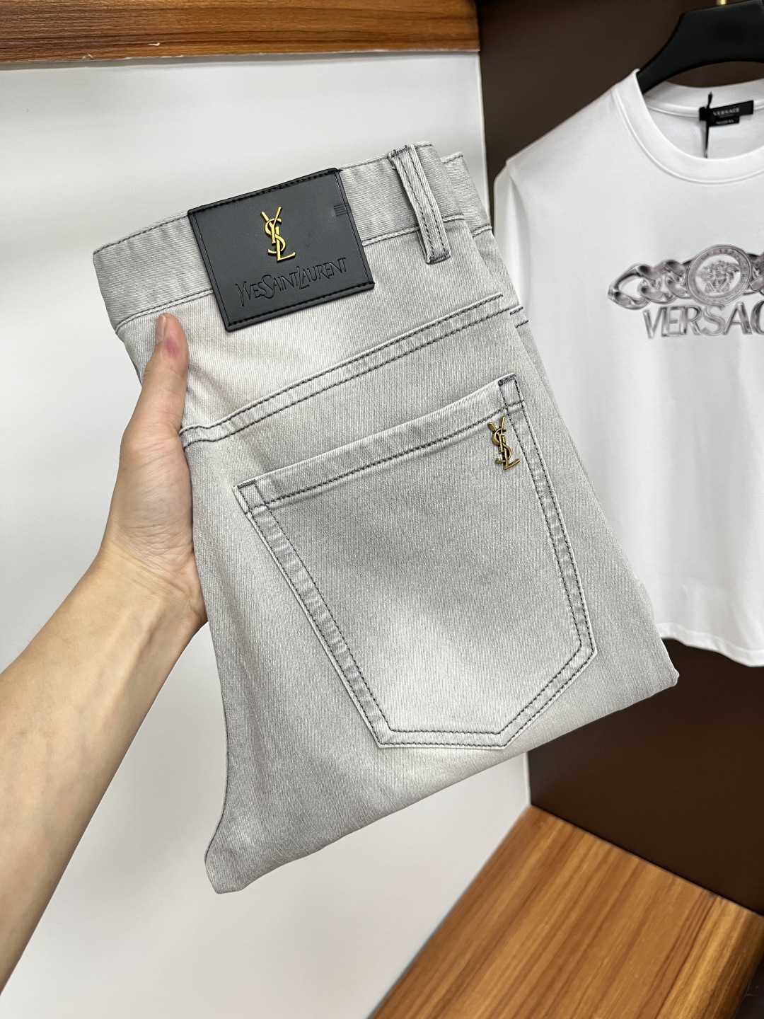 NO:429153,Saint Laurent Ss Snake Year Summer New Year Jeans. Original 1:1 production, perfect choice for daily life, simple, atmospheric, fashionable and stylish, customized imported tannin fabric, heavy industry washing process, complex and exquisite workmanship. Easy to meet the needs of all seasons, soft and elastic, smooth and neat, original auxiliary hardware, L10 upper body comfortable and easy to match, durable code number 29-38, saint laurent, jeans, alexander wang19860909圣罗兰 ss蛇年夏季贺岁款牛仔裤.原单1:1制作,日常必备的完美之选,简单大气亦时尚有型,定制进口丹宁面料 ,重工洗水工艺,做工复杂工艺精湛.轻松迎合四季需要,手感柔软带弹力,流畅利落,原版辅料五金,L10上身舒适非常易搭耐看码数29-38,,saint laurent,jeans,alexander wang,Men's clothing