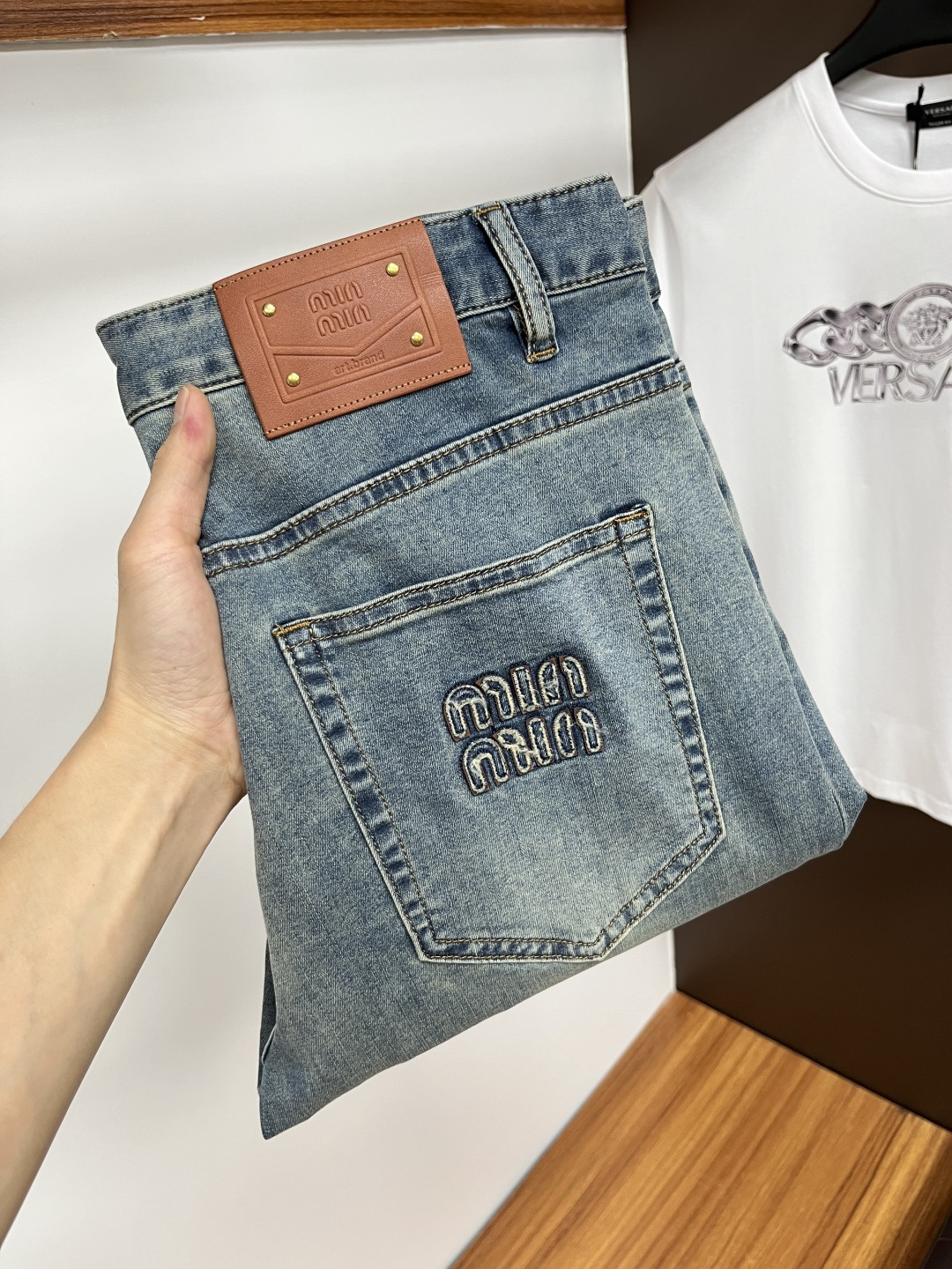 NO:416601,Miumiu 2025ss Snake Year Summer New Year Jeans. Original 1:1 production, perfect choice for daily life, simple, atmospheric, fashionable and stylish, customized imported tannin fabric, heavy industry washing process, complex and exquisite workmanship. It is easy to meet the needs of all seasons, soft and elastic, smooth and neat, original auxiliary hardware, L10 upper body comfortable and easy to match, durable code number 29-38,,miumiu, jeans, alexander wang19860909miumiu 2025ss蛇年夏季贺岁款牛仔裤.原单1:1制作,日常必备的完美之选,简单大气亦时尚有型,定制进口丹宁面料 ,重工洗水工艺,做工复杂工艺精湛.轻松迎合四季需要,手感柔软带弹力,流畅利落,原版辅料五金,L10上身舒适非常易搭耐看码数29-38,,miumiu,jeans,alexander wang,Men's clothing