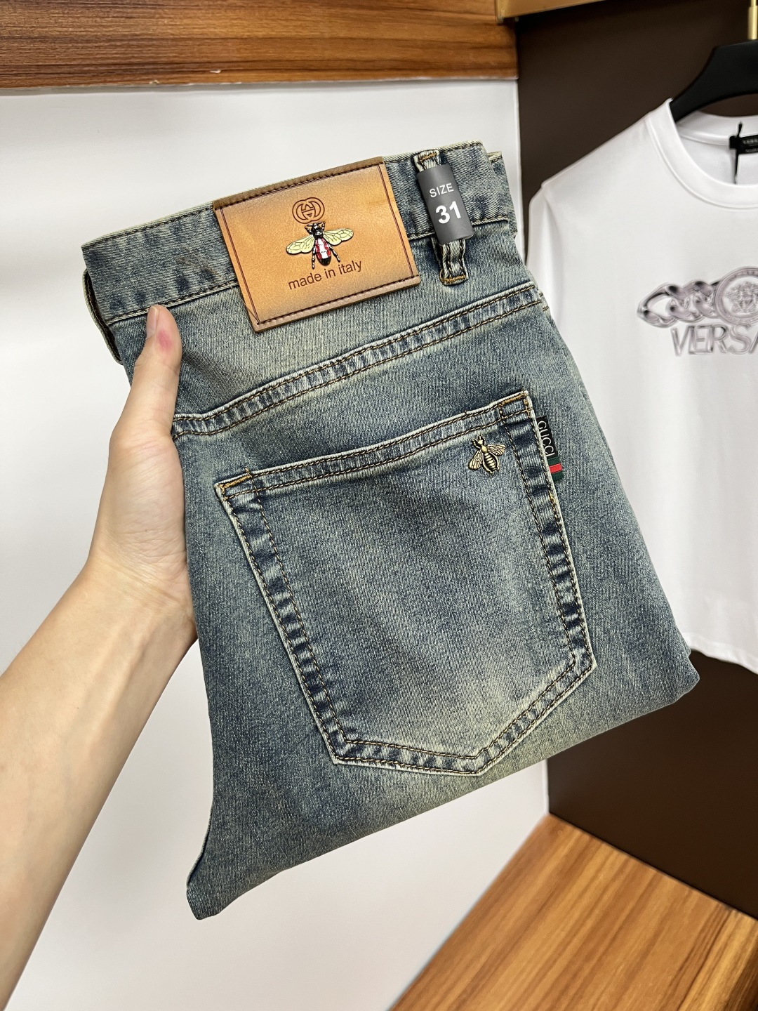 NO:416595,Guqi 2025ss Snake Summer New Year Jeans. Original 1:1 production, perfect choice for daily life, simple, elegant, fashionable and stylish, customized imported tannin fabric, heavy industry washing process, complex and exquisite workmanship. Easy to cater to the needs of all seasons, soft and elastic, smooth and neat, original auxiliary hardware, L10 upper body comfortable and easy to match, durable code number 29-38, jeans, alexander wang19860909古奇 2025ss蛇年夏季贺岁款牛仔裤.原单1:1制作,日常必备的完美之选,简单大气亦时尚有型,定制进口丹宁面料 ,重工洗水工艺,做工复杂工艺精湛.轻松迎合四季需要,手感柔软带弹力,流畅利落,原版辅料五金,L10上身舒适非常易搭耐看码数29-38,,jeans,alexander wang,Men's clothing