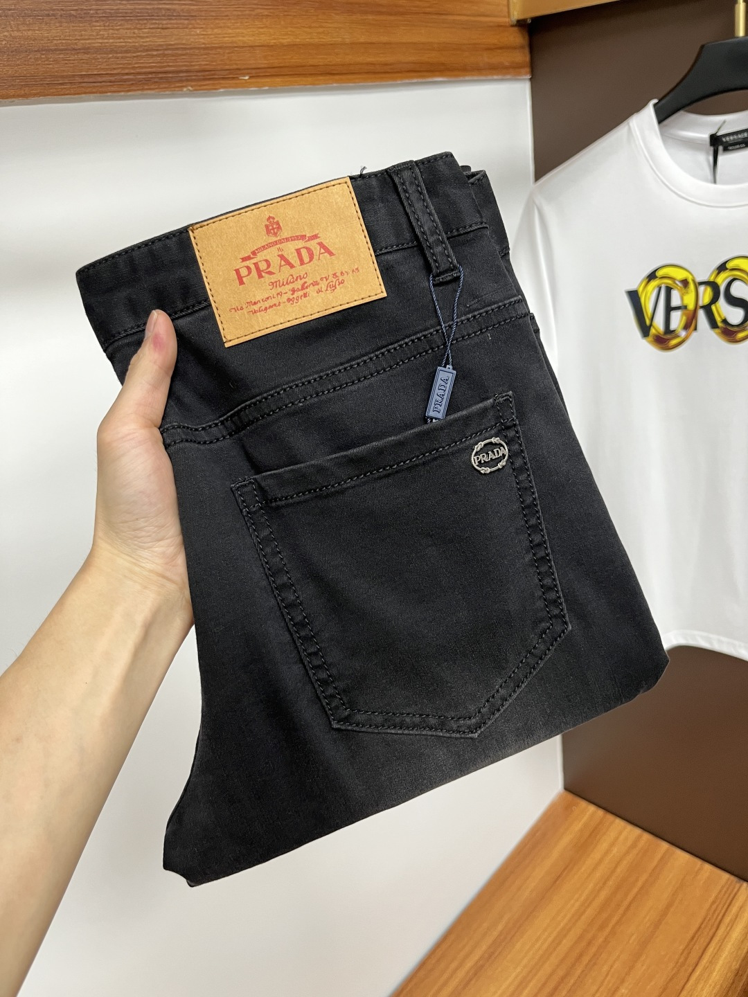 NO:416583,Prada 2025ss Snake Summer New Year Jeans. Original 1:1 production, perfect choice for daily life, simple, atmospheric, fashionable and stylish, customized imported tannin fabric, heavy industry washing process, complex and exquisite workmanship. It is easy to meet the needs of all seasons, soft and elastic, smooth and neat, original auxiliary materials, L10 upper body comfortable and easy to match, durable code number 29-38, prada, jeans, alexander wang19860909普拉达 2025ss蛇年夏季贺岁款牛仔裤.原单1:1制作,日常必备的完美之选,简单大气亦时尚有型,定制进口丹宁面料 ,重工洗水工艺,做工复杂工艺精湛.轻松迎合四季需要,手感柔软带弹力,流畅利落,原版辅料五金,L10上身舒适非常易搭耐看码数29-38,,prada,jeans,alexander wang,Men's clothing