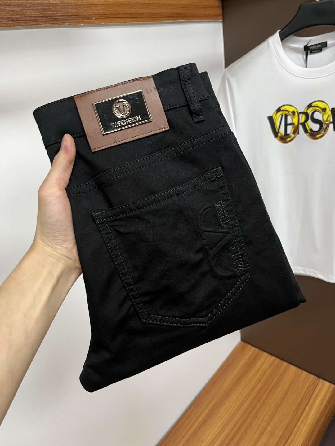 NO:416590,Valentino 2025ss Snake Year Summer New Year Jeans. Original 1:1 production, perfect choice for daily life, simple, atmospheric, fashionable and stylish, customized imported tannin fabric, heavy industry washing process, complex and exquisite workmanship. Easy to cater to the needs of all seasons, soft and elastic, smooth and neat, original auxiliary hardware, L10 upper body comfortable and easy to match, durable code number 29-38, valentino, jeans, alexander wang19860909华伦天奴 2025ss蛇年夏季贺岁款牛仔裤.原单1:1制作,日常必备的完美之选,简单大气亦时尚有型,定制进口丹宁面料 ,重工洗水工艺,做工复杂工艺精湛.轻松迎合四季需要,手感柔软带弹力,流畅利落,原版辅料五金,L10上身舒适非常易搭耐看码数29-38,,valentino,jeans,alexander wang,Men's clothing