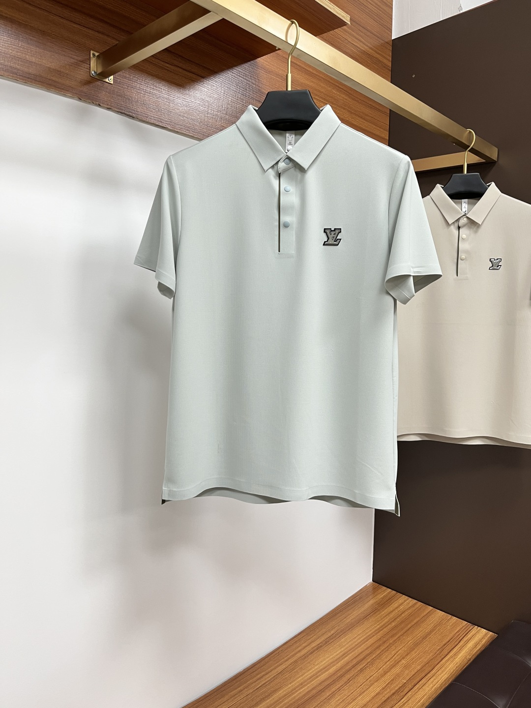 NO:423615,LV 2025 spring and summer classic Polo collar design, paired with simple single-breasted lines, neat and smooth lines, cleverly modifying the neck lines, showing elegant and gentlemanly style. The exquisite brand logo on the left chest adopts traceless pressing process, delicate and flat, and reveals luxurious texture in low-key, showing the brand's ingenuity and quality pursuit in the subtleties. Selected high-quality fabrics, soft and smooth, with good breathability, and comfortable and comfortable wearing. Whether it is to wear casual trousers to show professionalism and ability; or to combine them with jeans to create a daily look to create a relaxed and comfortable atmosphere, it can be perfectly adapted. PX helps you interpret diverse styles with a calm attitude and show your unique taste. Size M-3XL,,louis vuitton, jeans, alexander wang19860909LV 2025春夏经典的Polo领设计,搭配简洁的单排扣,线条利落流畅,巧妙修饰颈部线条,彰显优雅绅士格调.左胸处精致的品牌标识,采用无痕压胶工艺,细腻而平整,低调间流露奢华质感,于细微之处展现品牌匠心与品质追求. 精选优质面料,触感柔软顺滑,透气性佳,穿着舒适自在.无论是搭配休闲西裤出席商务场合,展现专业干练；还是与牛仔裤组合打造日常造型,营造轻松惬意氛围,它都能完美适配,PX助你以从容姿态诠释多样风格,尽显独特品味. 尺码M-3XL,,louis vuitton,jeans,alexander wang,Men's clothing