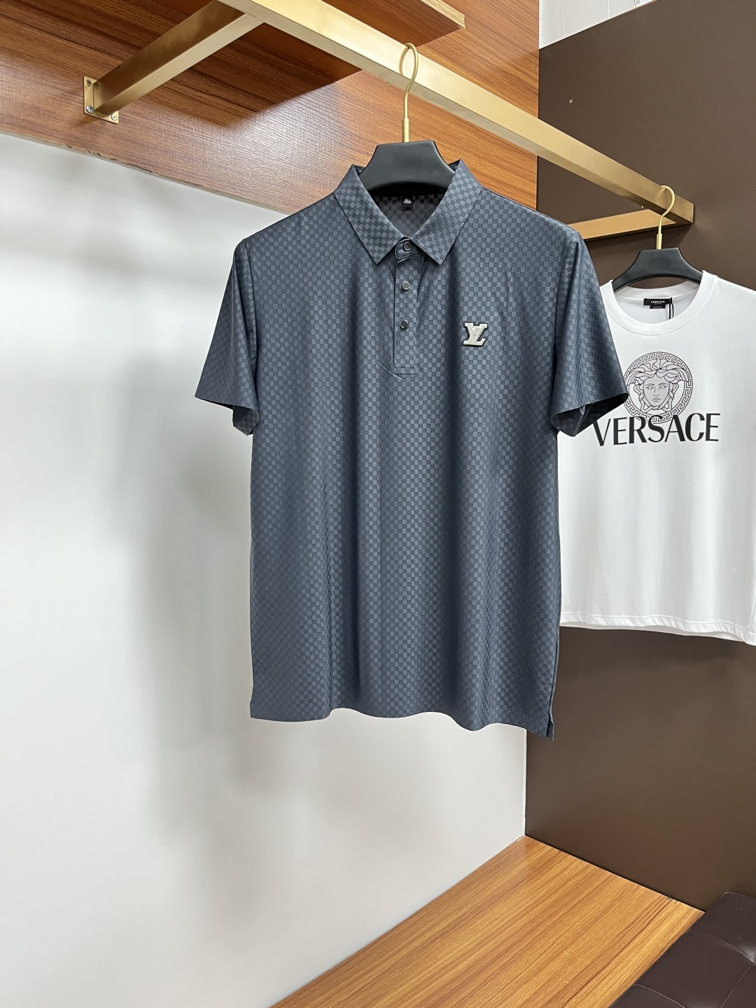 NO:156351,LV 2025 spring and summer classic Polo collar design, paired with simple single-breasted lines, neat and smooth lines, cleverly modifying the neck lines, showing elegant and gentlemanly style. The exquisite brand logo on the left chest adopts traceless pressing process, delicate and flat, and reveals luxurious texture in low-key, showing the brand's ingenuity and quality pursuit in the subtleties. Selected high-quality fabrics, soft and smooth, with good breathability, and comfortable and comfortable wearing. Whether it is to wear casual trousers to show professionalism and ability; or to combine them with jeans to create a daily look to create a relaxed and comfortable atmosphere, it can be perfectly adapted. PX helps you interpret diverse styles with a calm attitude and show your unique taste. Size M-3XL,,louis vuitton, jeans, alexander wang19860909LV 2025春夏经典的Polo领设计,搭配简洁的单排扣,线条利落流畅,巧妙修饰颈部线条,彰显优雅绅士格调.左胸处精致的品牌标识,采用无痕压胶工艺,细腻而平整,低调间流露奢华质感,于细微之处展现品牌匠心与品质追求. 精选优质面料,触感柔软顺滑,透气性佳,穿着舒适自在.无论是搭配休闲西裤出席商务场合,展现专业干练；还是与牛仔裤组合打造日常造型,营造轻松惬意氛围,它都能完美适配,PX助你以从容姿态诠释多样风格,尽显独特品味. 尺码M-3XL,,louis vuitton,jeans,alexander wang,Men's clothing