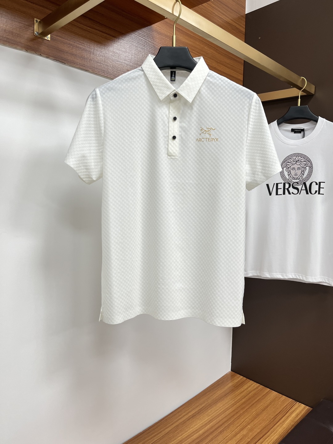 NO:156353,Archaeopteryx 2025 spring and summer classic Polo collar design, paired with simple single-breasted lines, neat and smooth lines, cleverly modifying the neck lines, showing elegant and gentlemanly style. The exquisite brand logo on the left chest adopts traceless pressing process, delicate and flat, low-key reveals luxurious texture, showing the brand's ingenuity and quality pursuit in the subtleties. Selected high-quality fabrics, soft and smooth, breathable, and comfortable and comfortable to wear. Whether it is to wear casual trousers to show professionalism and ability; or to combine them with jeans to create a daily look to create a relaxed and comfortable atmosphere, it can be perfectly adapted. PX helps you interpret diverse styles with a calm attitude and show your unique taste. Size M-3XL, arc'teryx, jeans, alexander wang19860909始祖鸟 2025春夏经典的Polo领设计,搭配简洁的单排扣,线条利落流畅,巧妙修饰颈部线条,彰显优雅绅士格调.左胸处精致的品牌标识,采用无痕压胶工艺,细腻而平整,低调间流露奢华质感,于细微之处展现品牌匠心与品质追求. 精选优质面料,触感柔软顺滑,透气性佳,穿着舒适自在.无论是搭配休闲西裤出席商务场合,展现专业干练；还是与牛仔裤组合打造日常造型,营造轻松惬意氛围,它都能完美适配,PX助你以从容姿态诠释多样风格,尽显独特品味. 尺码M-3XL,arc'teryx,jeans,alexander wang,Men's clothing