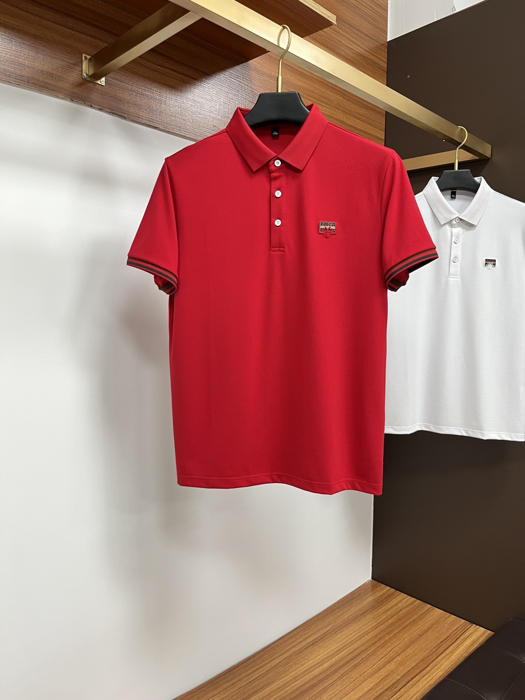 NO:156356,Guqi 2025 spring and summer classic Polo collar design, paired with simple single-breasted lines, neat and smooth lines, cleverly modifying the neck lines, showing elegant and gentlemanly style. The exquisite brand logo on the left chest adopts traceless pressing process, delicate and flat, low-key reveals luxurious texture, showing the brand's ingenuity and quality pursuit in the subtleties. Selected high-quality fabrics, soft and smooth, good breathability, and comfortable and comfortable to wear. Whether it is to wear casual trousers to show professionalism and ability; or to combine with jeans to create a daily look to create a relaxed and comfortable atmosphere, it can be perfectly adapted. PX helps you interpret diverse styles with a calm attitude and show your unique taste. Size M-3XL, jeans, alexander wang19860909古奇 2025春夏经典的Polo领设计,搭配简洁的单排扣,线条利落流畅,巧妙修饰颈部线条,彰显优雅绅士格调.左胸处精致的品牌标识,采用无痕压胶工艺,细腻而平整,低调间流露奢华质感,于细微之处展现品牌匠心与品质追求. 精选优质面料,触感柔软顺滑,透气性佳,穿着舒适自在.无论是搭配休闲西裤出席商务场合,展现专业干练；还是与牛仔裤组合打造日常造型,营造轻松惬意氛围,它都能完美适配,PX助你以从容姿态诠释多样风格,尽显独特品味. 尺码M-3XL,,jeans,alexander wang,Men's clothing