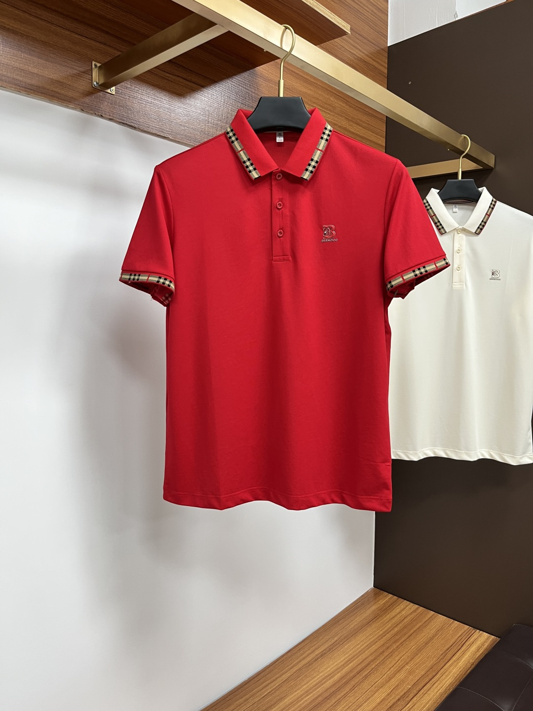 NO:156334,Burberry's classic Polo collar design in spring and summer 2025 is matched with simple single-breasted lines, neat and smooth lines, cleverly modifying the neck lines, showing elegant and gentlemanly style. The exquisite brand logo on the left chest adopts traceless pressing process, delicate and flat, and reveals luxurious texture in low-key, showing the brand's ingenuity and quality pursuit in the subtleties. Selected high-quality fabrics, soft and smooth, with good breathability, and comfortable and comfortable wearing. Whether it is to wear casual trousers to show professionalism and ability; or to combine it with jeans to create a daily look to create a relaxed and comfortable atmosphere, it can be perfectly adapted. PX helps you interpret diverse styles with a calm attitude and show your unique taste. Size M-3XL, burberry, jeans, alexander wang19860909巴宝莉 2025春夏经典的Polo领设计,搭配简洁的单排扣,线条利落流畅,巧妙修饰颈部线条,彰显优雅绅士格调.左胸处精致的品牌标识,采用无痕压胶工艺,细腻而平整,低调间流露奢华质感,于细微之处展现品牌匠心与品质追求. 精选优质面料,触感柔软顺滑,透气性佳,穿着舒适自在.无论是搭配休闲西裤出席商务场合,展现专业干练；还是与牛仔裤组合打造日常造型,营造轻松惬意氛围,它都能完美适配,PX助你以从容姿态诠释多样风格,尽显独特品味. 尺码M-3XL,,burberry,jeans,alexander wang,Men's clothing