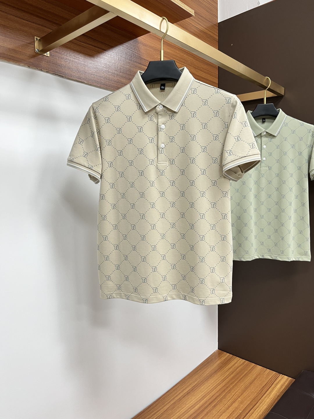 NO:156340,Burberry's classic Polo collar design in spring and summer 2025 is matched with simple single-breasted lines, neat and smooth lines, cleverly modifying the neck lines, showing elegant and gentlemanly style. The exquisite brand logo on the left chest adopts traceless pressing process, delicate and flat, and reveals luxurious texture in low-key, showing the brand's ingenuity and quality pursuit in the subtleties. Selected high-quality fabrics, soft and smooth, breathable, and comfortable and comfortable to wear. Whether it is to wear casual trousers to show professionalism and ability; or to combine it with jeans to create a daily look to create a relaxed and comfortable atmosphere, it can be perfectly adapted. PX helps you interpret diverse styles with a calm attitude and show your unique taste. Size M-3XL, burberry, jeans, alexander wang19860909巴宝莉 2025春夏经典的Polo领设计,搭配简洁的单排扣,线条利落流畅,巧妙修饰颈部线条,彰显优雅绅士格调.左胸处精致的品牌标识,采用无痕压胶工艺,细腻而平整,低调间流露奢华质感,于细微之处展现品牌匠心与品质追求. 精选优质面料,触感柔软顺滑,透气性佳,穿着舒适自在.无论是搭配休闲西裤出席商务场合,展现专业干练；还是与牛仔裤组合打造日常造型,营造轻松惬意氛围,它都能完美适配,PX助你以从容姿态诠释多样风格,尽显独特品味. 尺码M-3XL,,burberry,jeans,alexander wang,Men's clothing