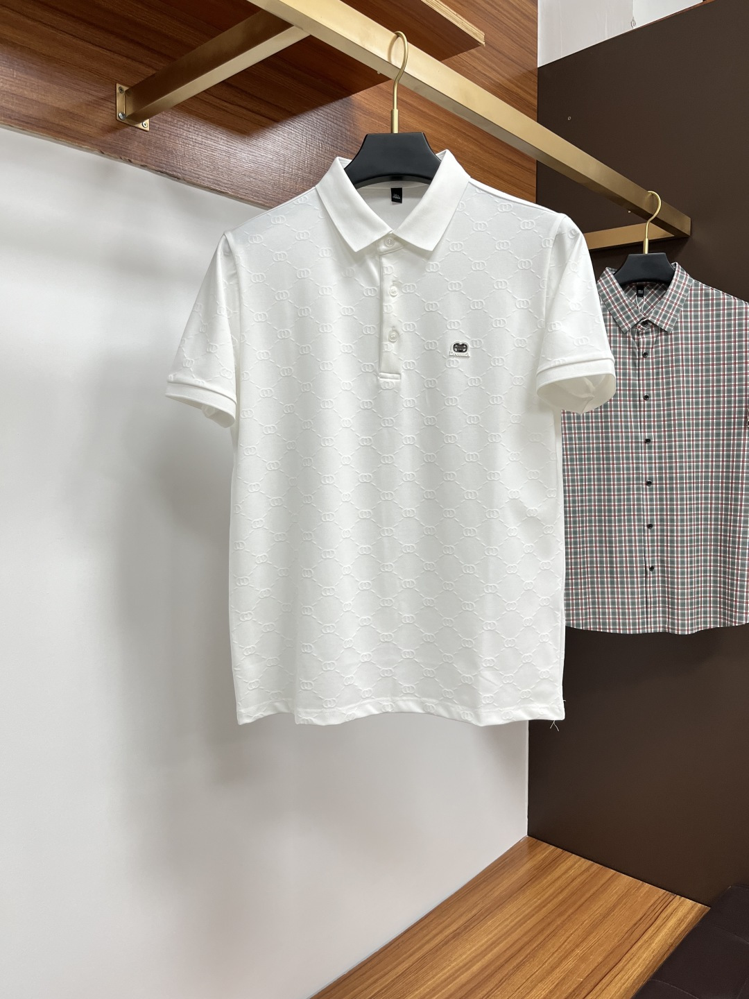 NO:156343,Dior 2025 spring and summer classic Polo collar design, paired with simple single-breasted lines, neat and smooth lines, cleverly modifying the neck lines, showing elegant and gentlemanly style. The exquisite brand logo on the left chest adopts traceless pressing process, delicate and flat, low-key, and luxurious texture, showing the brand's craftsmanship and quality pursuit in the subtleties. Selected high-quality fabrics, soft and smooth, breathable, and comfortable and comfortable to wear. Whether it is to wear casual trousers to show professionalism and ability; or to combine them with jeans to create a daily look to create a relaxed and comfortable atmosphere, it can be perfectly adapted. PX helps you interpret diverse styles with a calm attitude and show your unique taste. Size M-3XL,,dior,jeans,alexander wang19860909迪奥 2025春夏经典的Polo领设计,搭配简洁的单排扣,线条利落流畅,巧妙修饰颈部线条,彰显优雅绅士格调.左胸处精致的品牌标识,采用无痕压胶工艺,细腻而平整,低调间流露奢华质感,于细微之处展现品牌匠心与品质追求. 精选优质面料,触感柔软顺滑,透气性佳,穿着舒适自在.无论是搭配休闲西裤出席商务场合,展现专业干练；还是与牛仔裤组合打造日常造型,营造轻松惬意氛围,它都能完美适配,PX助你以从容姿态诠释多样风格,尽显独特品味. 尺码M-3XL,,dior,jeans,alexander wang,Men's clothing