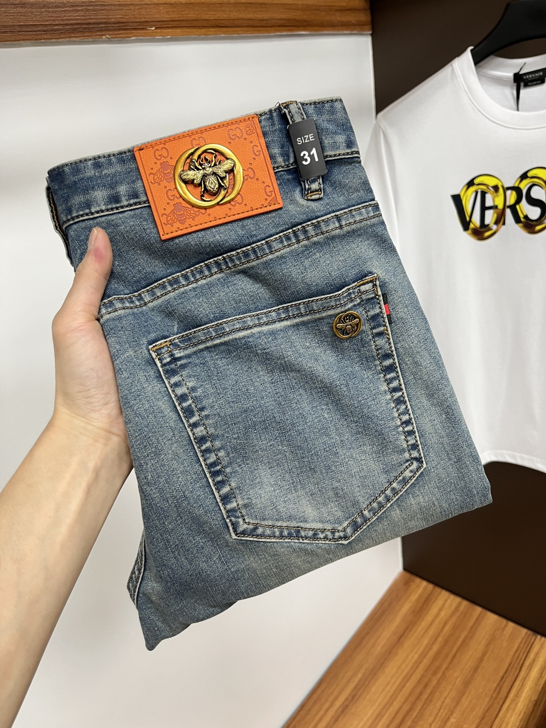 NO:161349,Guqi 2025ss Snake Summer New Year Jeans. Original 1:1 production, perfect choice for daily life, simple, elegant, fashionable and stylish, customized imported tannin fabric, heavy industry washing process, complex and exquisite workmanship. Easy to cater to the needs of all seasons, soft and elastic, smooth and neat, original auxiliary hardware, L10 upper body comfortable and easy to match, durable code number 29-38, jeans, alexander wang19860909古奇 2025ss蛇年夏季贺岁款牛仔裤.原单1:1制作,日常必备的完美之选,简单大气亦时尚有型,定制进口丹宁面料 ,重工洗水工艺,做工复杂工艺精湛.轻松迎合四季需要,手感柔软带弹力,流畅利落,原版辅料五金,L10上身舒适非常易搭耐看码数29-38,,jeans,alexander wang,Men's clothing