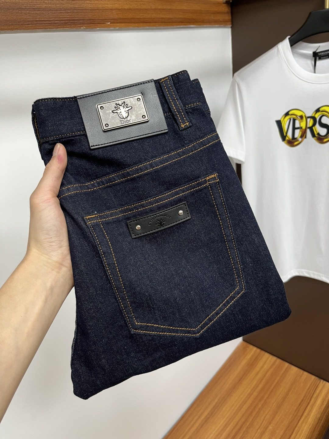 NO:161350,Dior 2025ss Snake Year Summer New Year Jeans. Original 1:1 production, perfect choice for daily life, simple, atmospheric, fashionable and stylish, customized imported tannin fabric, heavy industry washing process, complex and exquisite workmanship. It is easy to meet the needs of the four seasons, soft and elastic, smooth and neat, original auxiliary hardware, L10 upper body is comfortable and easy to match, durable code number 29-38, dior, jeans, alexander wang19860909迪奥 2025ss蛇年夏季贺岁款牛仔裤.原单1:1制作,日常必备的完美之选,简单大气亦时尚有型,定制进口丹宁面料 ,重工洗水工艺,做工复杂工艺精湛.轻松迎合四季需要,手感柔软带弹力,流畅利落,原版辅料五金,L10上身舒适非常易搭耐看码数29-38,,dior,jeans,alexander wang,Men's clothing