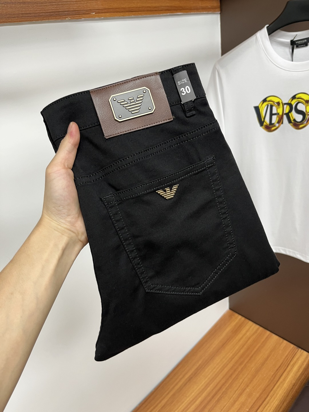 NO:161351,Armani 2025ss Snake Summer New Year Jeans. Original 1:1 production, perfect choice for daily life, simple, atmospheric, fashionable and stylish, customized imported tannin fabric, heavy industry washing process, complex and exquisite workmanship. It is easy to meet the needs of all seasons, soft and elastic, smooth and neat, original auxiliary hardware, L10 upper body comfortable and easy to match, durable code number 29-38, Armani, jeans, alexander wang19860909阿玛尼 2025ss蛇年夏季贺岁款牛仔裤.原单1:1制作,日常必备的完美之选,简单大气亦时尚有型,定制进口丹宁面料 ,重工洗水工艺,做工复杂工艺精湛.轻松迎合四季需要,手感柔软带弹力,流畅利落,原版辅料五金,L10上身舒适非常易搭耐看码数29-38,,armani,jeans,alexander wang,Men's clothing