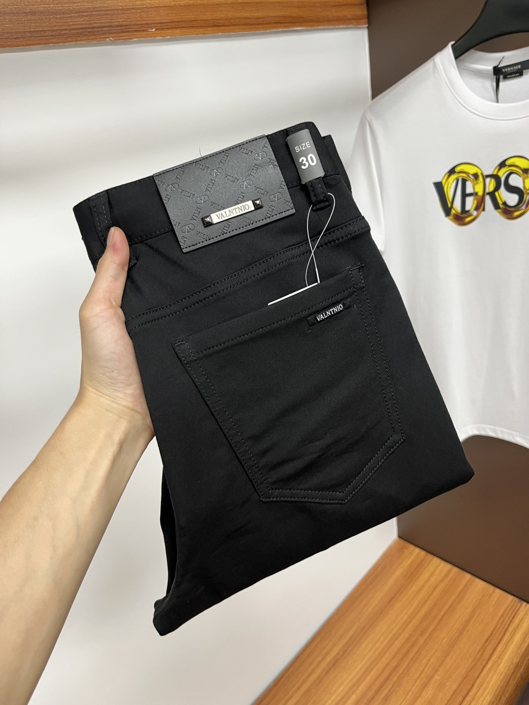 NO:161352,Valentino 2025ss Snake Year Summer New Year Jeans. Original 1:1 production, perfect choice for daily life, simple, atmospheric, fashionable and stylish, customized imported tannin fabric, heavy industry washing process, complex and exquisite workmanship. It is easy to meet the needs of all seasons, soft and elastic, smooth and neat, original auxiliary materials, L10 upper body comfortable and easy to match, durable code number 29-38, valentino, jeans, alexander wang19860909华伦天奴 2025ss蛇年夏季贺岁款牛仔裤.原单1:1制作,日常必备的完美之选,简单大气亦时尚有型,定制进口丹宁面料 ,重工洗水工艺,做工复杂工艺精湛.轻松迎合四季需要,手感柔软带弹力,流畅利落,原版辅料五金,L10上身舒适非常易搭耐看码数29-38,,valentino,jeans,alexander wang,Men's clothing