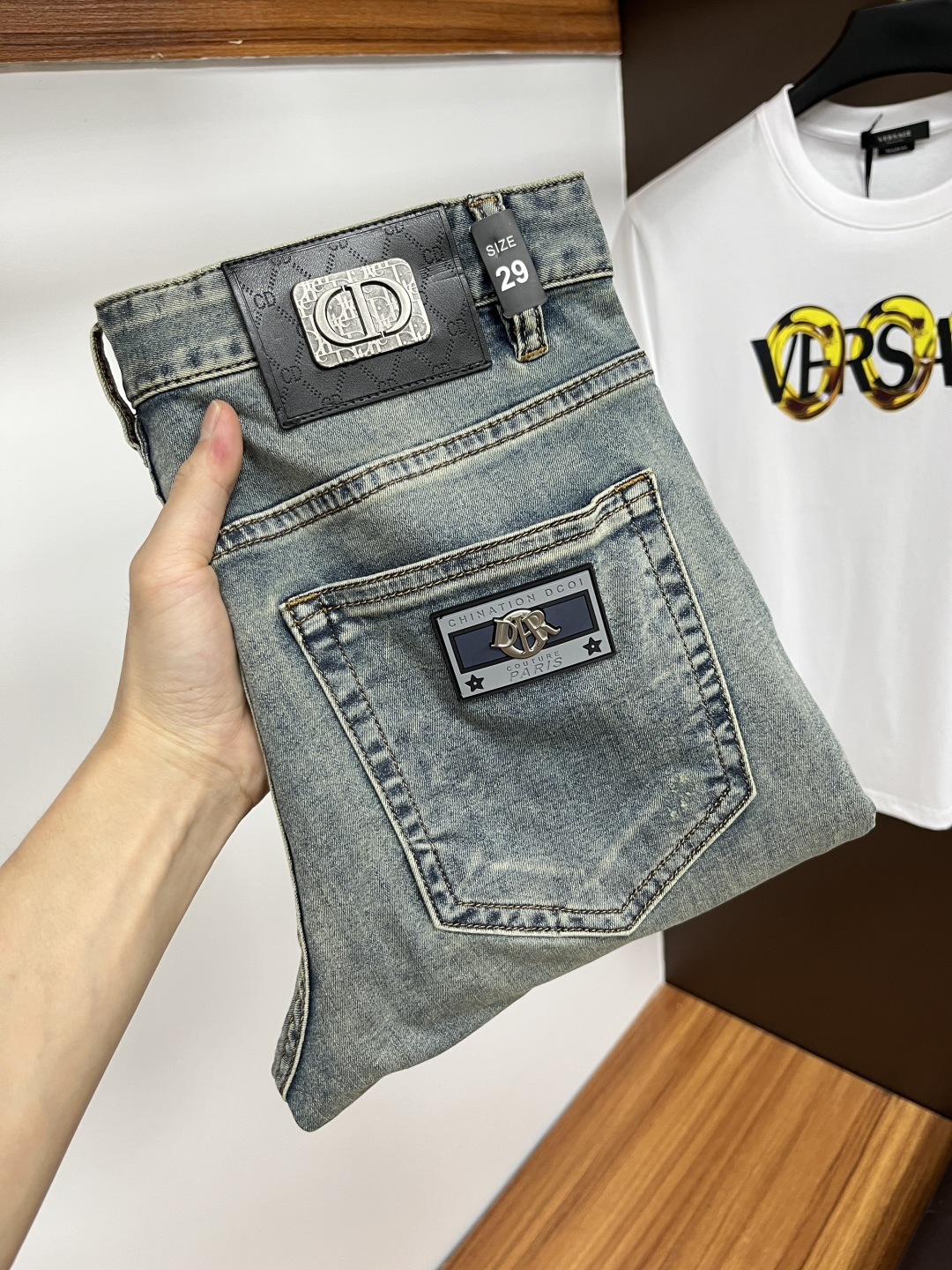 NO:161354,Dior 2025ss Snake Year Summer New Year Jeans. Original 1:1 production, perfect choice for daily life, simple, atmospheric, fashionable and stylish, customized imported tannin fabric, heavy industry washing process, complex and exquisite workmanship. It is easy to meet the needs of the four seasons, soft and elastic, smooth and neat, original auxiliary hardware, L10 upper body is comfortable and easy to match, durable code number 29-38, dior, jeans, alexander wang19860909迪奥 2025ss蛇年夏季贺岁款牛仔裤.原单1:1制作,日常必备的完美之选,简单大气亦时尚有型,定制进口丹宁面料 ,重工洗水工艺,做工复杂工艺精湛.轻松迎合四季需要,手感柔软带弹力,流畅利落,原版辅料五金,L10上身舒适非常易搭耐看码数29-38,,dior,jeans,alexander wang,Men's clothing