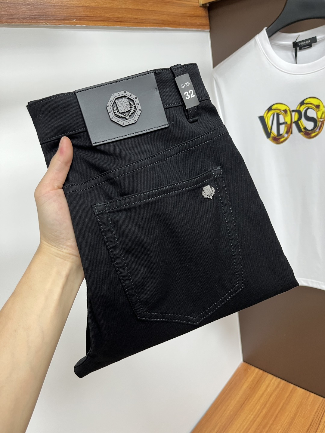 NO:161356,Lp 2030ss Snake Year Summer New Year Jeans. Original 1:1 production, perfect choice for daily life, simple, atmospheric, fashionable and stylish, customized imported tannin fabric, heavy industry washing process, complex and exquisite workmanship. Easy to meet the needs of all seasons, soft and elastic, smooth and neat, original auxiliary materials, L10 upper body comfortable and easy to match, durable code number 29-38, loro piana, jeans, alexander wang19860909Lp 2030ss蛇年夏季贺岁款牛仔裤.原单1:1制作,日常必备的完美之选,简单大气亦时尚有型,定制进口丹宁面料 ,重工洗水工艺,做工复杂工艺精湛.轻松迎合四季需要,手感柔软带弹力,流畅利落,原版辅料五金,L10上身舒适非常易搭耐看码数29-38,,loro piana,jeans,alexander wang,Men's clothing