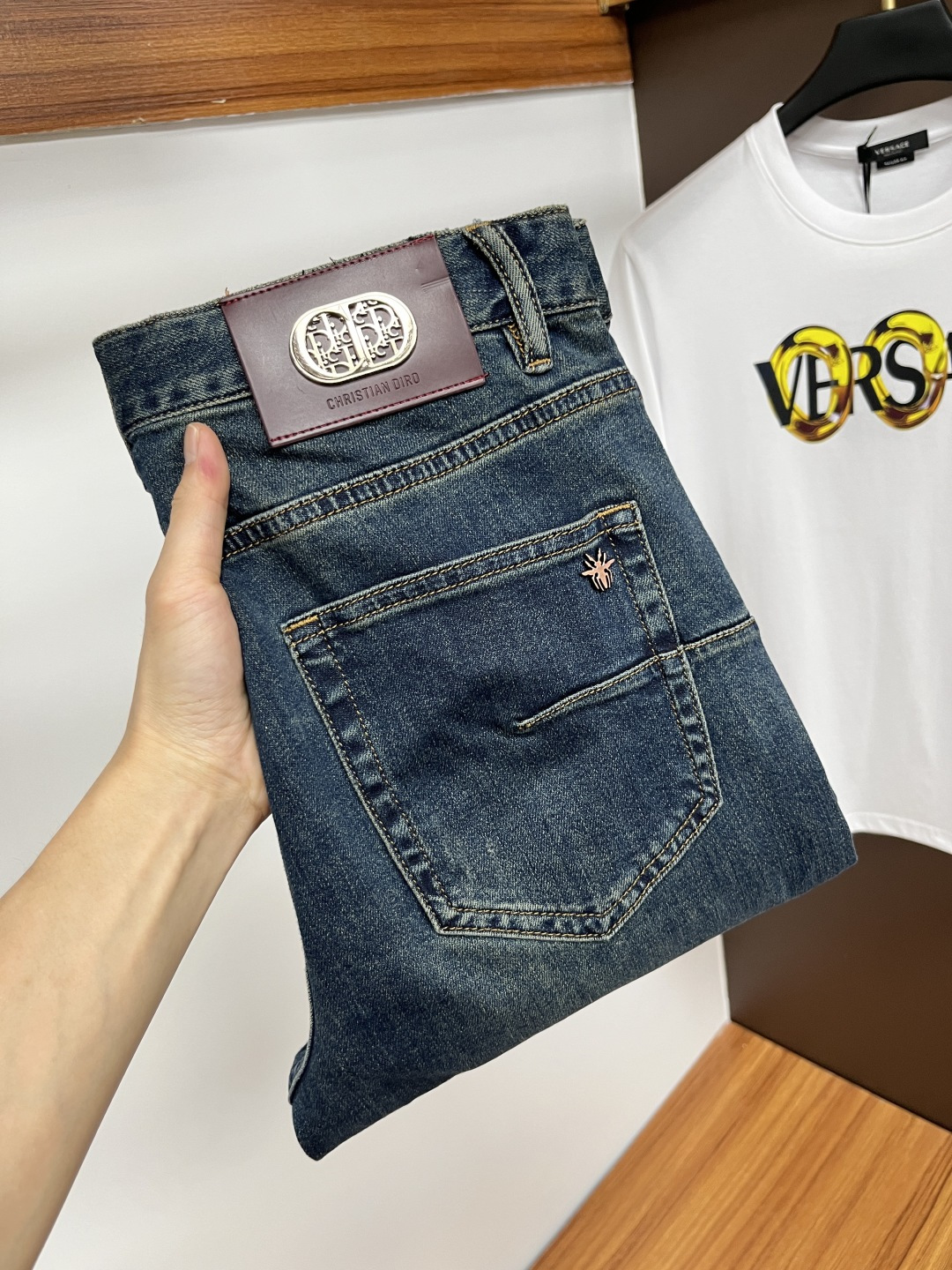 NO:161358,Dior 2025ss Snake Year Summer New Year Jeans. Original 1:1 production, perfect choice for daily life, simple, atmospheric, fashionable and stylish, customized imported tannin fabric, heavy industry washing process, complex and exquisite workmanship. It is easy to meet the needs of all seasons, soft and elastic, smooth and neat, original auxiliary hardware, L10 upper body is comfortable and easy to match, durable code number 29-38, dior, jeans, alexander wang19860909迪奥 2025ss蛇年夏季贺岁款牛仔裤.原单1:1制作,日常必备的完美之选,简单大气亦时尚有型,定制进口丹宁面料 ,重工洗水工艺,做工复杂工艺精湛.轻松迎合四季需要,手感柔软带弹力,流畅利落,原版辅料五金,L10上身舒适非常易搭耐看码数29-38,,dior,jeans,alexander wang,Men's clothing