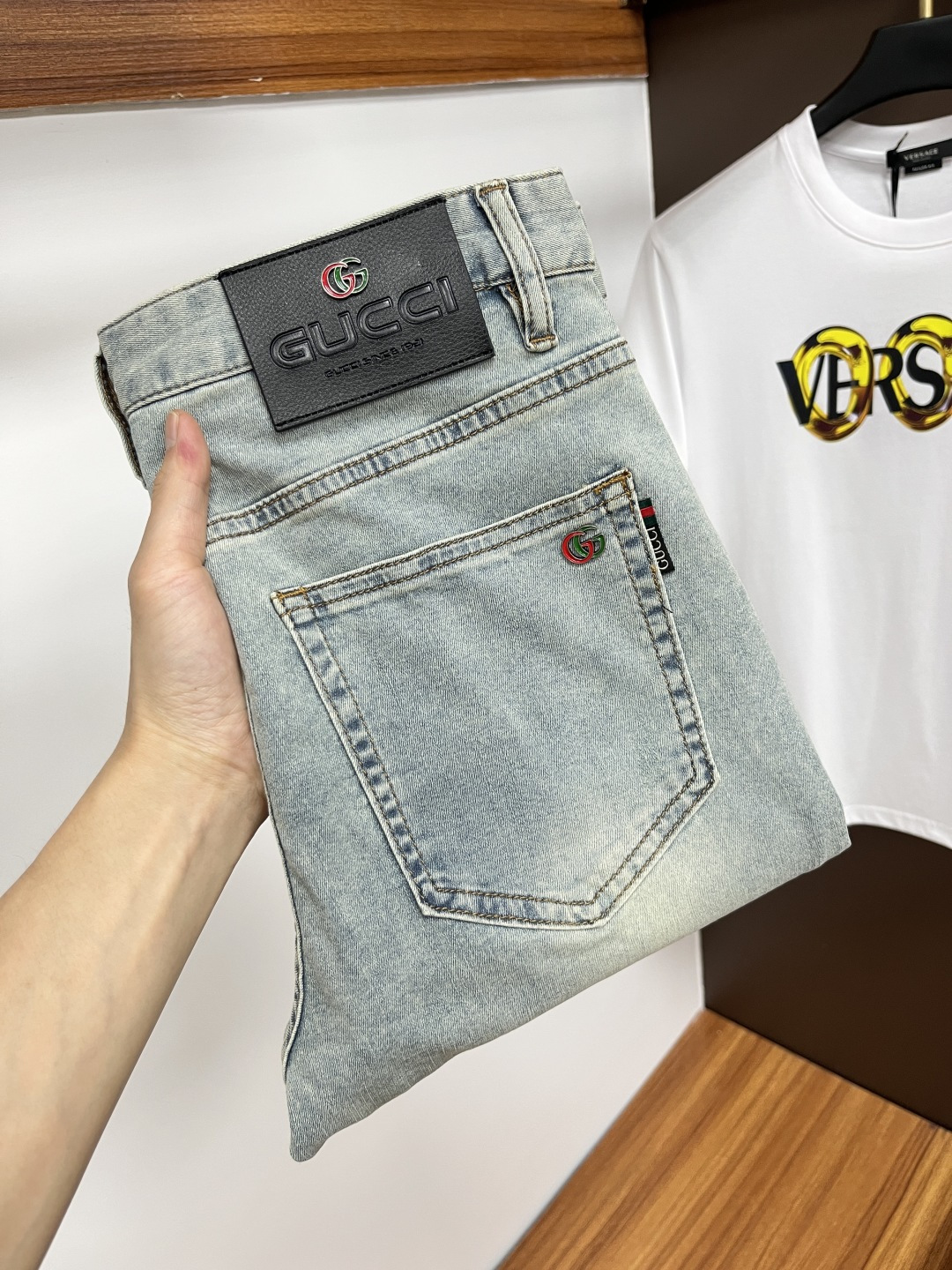 NO:161360,Guqi 2025ss Snake Summer New Year Jeans. Original 1:1 production, perfect choice for daily life, simple, elegant, fashionable and stylish, customized imported tannin fabric, heavy industry washing process, complex and exquisite workmanship. Easy to cater to the needs of all seasons, soft and elastic, smooth and neat, original auxiliary hardware, L10 upper body comfortable and easy to match, durable code number 29-38, jeans, alexander wang19860909古奇 2025ss蛇年夏季贺岁款牛仔裤.原单1:1制作,日常必备的完美之选,简单大气亦时尚有型,定制进口丹宁面料 ,重工洗水工艺,做工复杂工艺精湛.轻松迎合四季需要,手感柔软带弹力,流畅利落,原版辅料五金,L10上身舒适非常易搭耐看码数29-38,,jeans,alexander wang,Men's clothing