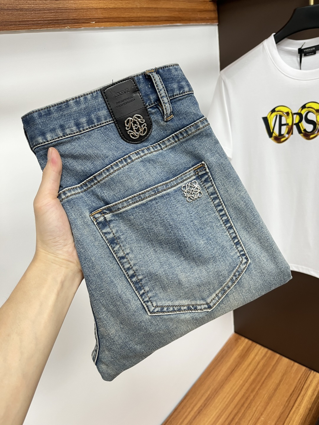 NO:161362,Luo Yiwei 2025ss Snake Summer New Year jeans. Original 1:1 production, perfect choice for daily life, simple, elegant, fashionable and stylish, customized imported tannin fabric, heavy industry washing process, complex and exquisite workmanship. It is easy to meet the needs of all seasons, soft and elastic, smooth and neat, original auxiliary materials and hardware, L10 upper body is comfortable and easy to match, durable code number 29-38, loewe, jeans, alexander wang19860909罗意威 2025ss蛇年夏季贺岁款牛仔裤.原单1:1制作,日常必备的完美之选,简单大气亦时尚有型,定制进口丹宁面料 ,重工洗水工艺,做工复杂工艺精湛.轻松迎合四季需要,手感柔软带弹力,流畅利落,原版辅料五金,L10上身舒适非常易搭耐看码数29-38,,loewe,jeans,alexander wang,Men's clothing