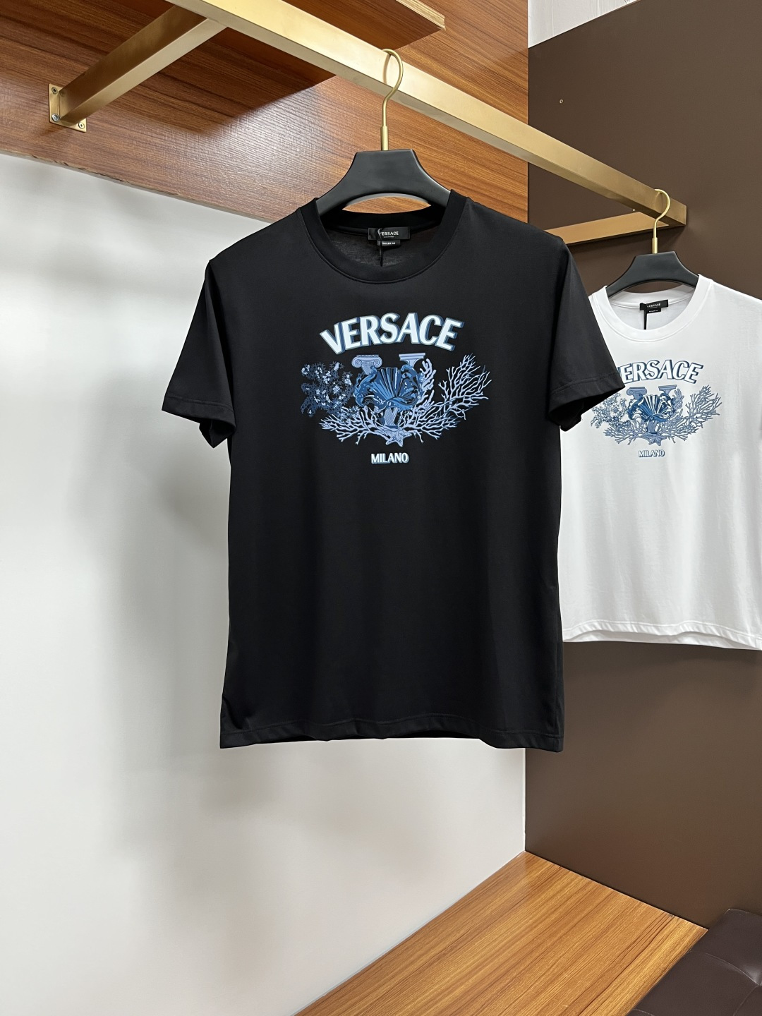 NO:446069,Versace 25 spring and summer new product Medusa & brand letter logo printed logo short-sleeved T-shirt, customized 80 double-strand mercerized cotton fabric; black and white M-4XL, versace, T-shirt, tees, t-shirt, alexander wang19860909Versace 25春夏新品Medusa&品牌字母徽标印花标识短袖T恤,定制80支双股丝光棉面料；黑色 白色 M-4XL,,versace,T-shirt,tees，t-shirt,alexander wang,Men's clothing