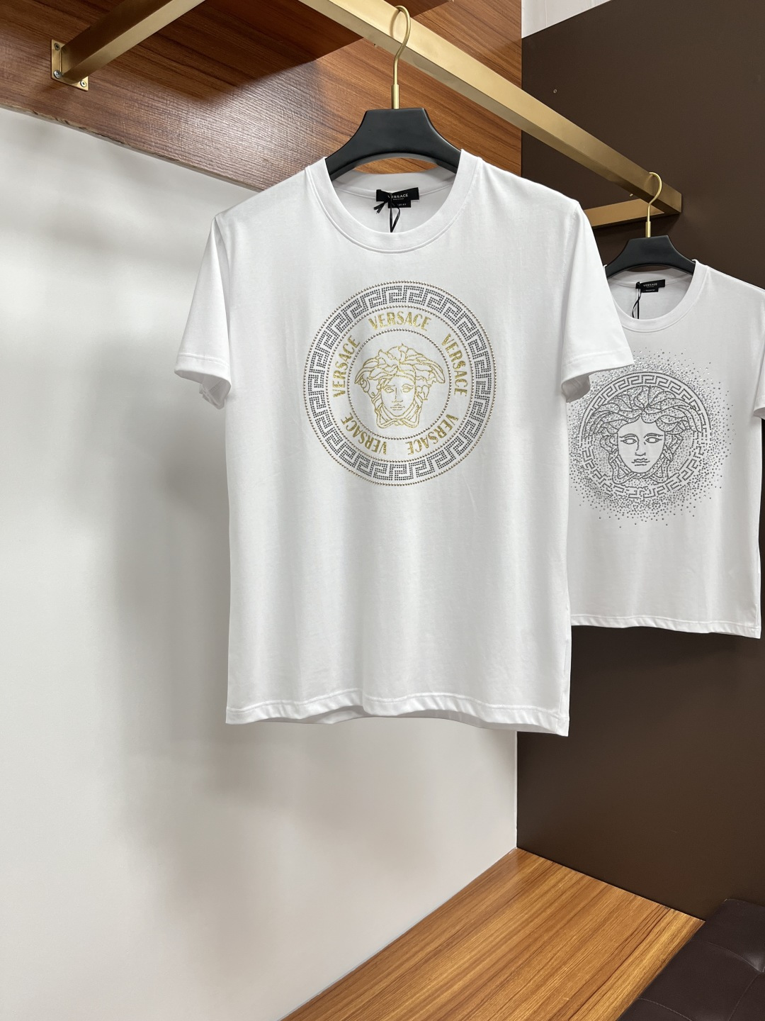 NO:446061,Versace 25 summer new product heavy industry rhinestone Medusa round neck thickened short-sleeved T-shirt, ZG latest synchronization, creates basic men's products, injecting new ideas into men's wardrobe. Made of soft cotton double-sided knitted long velvet cotton + modal cotton fabric, the fabric is delicate, soft and draped, full of cotton feel, excellent comfort in the upper body, and it will not be easy to deform after wearing it for a long time; black and white M~4XL, versace, T-shirt,tees, t-shirt,alexander wang19860909Versace 25夏季新品重工水钻Medusa圆领加厚短袖T恤,ZG最新同步,打造男士基本款单品,为男士衣橱注入新意.采用柔软棉质双面针织长绒棉+莫代尔棉面料制成,面料细腻、柔感垂顺、棉感十足、上身舒适度极佳,久穿久洗不易变形；黑色 白色 M～4XL,,versace,T-shirt,tees，t-shirt,alexander wang,Men's clothing