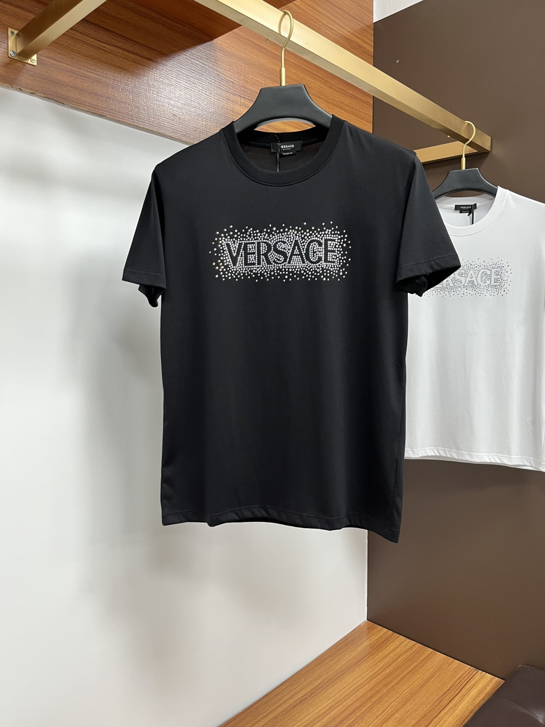 NO:446076,Versace 25 summer new product heavy industry rhinestone Medusa round neck thickened short-sleeved T-shirt, ZG latest synchronization, creates basic men's products, injecting new ideas into men's wardrobe. Made of soft cotton double-sided knitted long velvet cotton + modal cotton fabric, the fabric is delicate, soft and draped, full of cotton feel, excellent comfort in the upper body, and it will not be easy to deform after wearing it for a long time; black and white M~4XL, versace, T-shirt,tees, t-shirt,alexander wang19860909Versace 25夏季新品重工水钻Medusa圆领加厚短袖T恤,ZG最新同步,打造男士基本款单品,为男士衣橱注入新意.采用柔软棉质双面针织长绒棉+莫代尔棉面料制成,面料细腻、柔感垂顺、棉感十足、上身舒适度极佳,久穿久洗不易变形；黑色 白色 M～4XL,,versace,T-shirt,tees，t-shirt,alexander wang,Men's clothing