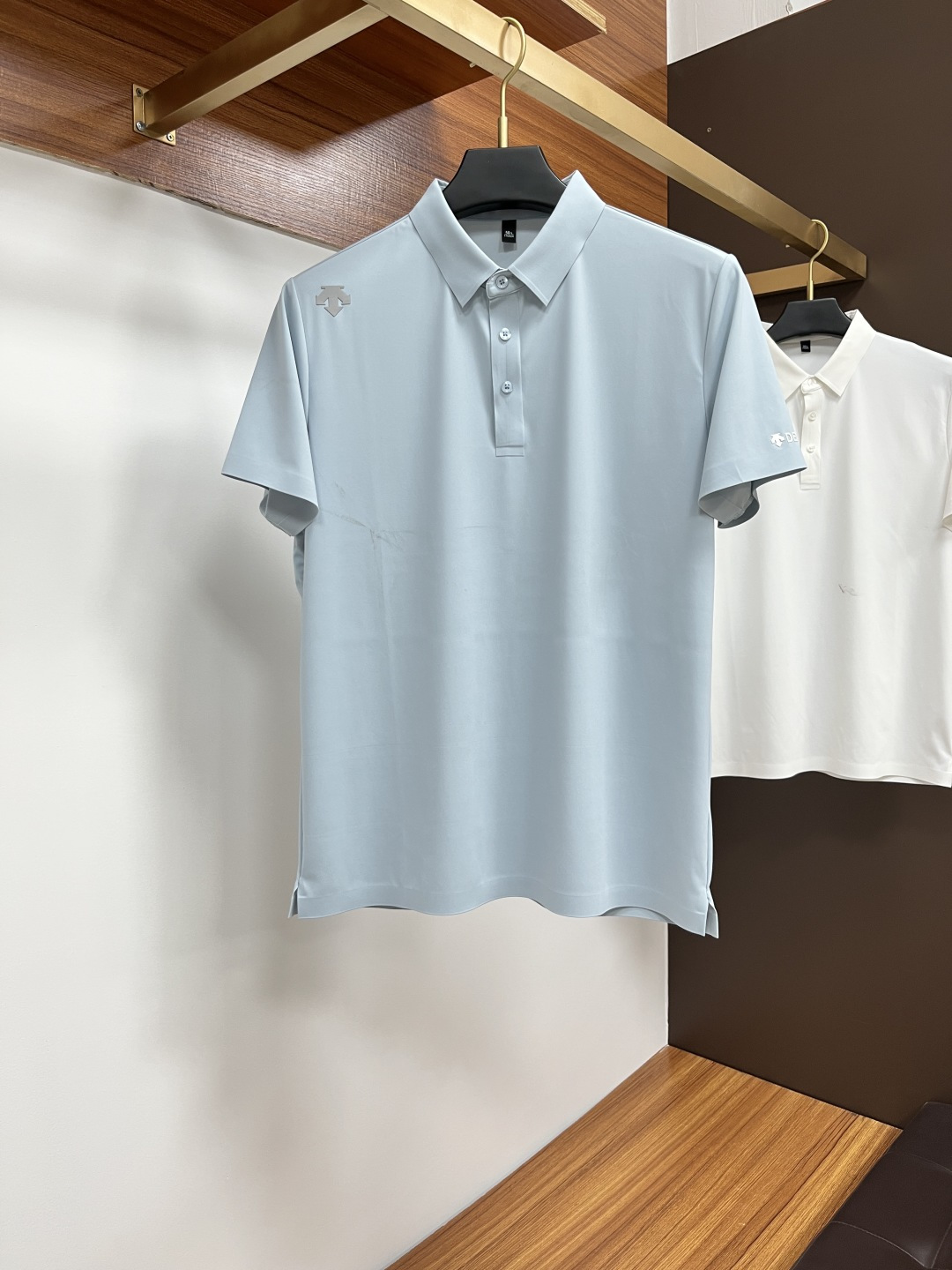 NO:162905,The classic Polo collar design of 2025 spring and summer 2025 is matched with simple single-breasted lines, neat and smooth lines, cleverly modifying the neck lines, showing elegant and gentlemanly style. The exquisite brand logo on the left chest adopts traceless pressing process, delicate and flat, and low-key reveals luxurious texture, showing the brand's ingenuity and quality pursuit in the subtleties. Selected high-quality fabrics, soft and smooth, breathable, and comfortable and comfortable to wear. Whether it is to wear casual trousers to show professionalism and ability; or to combine it with jeans to create a daily look to create a relaxed and comfortable atmosphere, it can be perfectly adapted. PX helps you interpret diverse styles with a calm attitude and show your unique taste. Size M-3XL, jeans, alexander wang19860909迪桑特 2025春夏经典的Polo领设计,搭配简洁的单排扣,线条利落流畅,巧妙修饰颈部线条,彰显优雅绅士格调.左胸处精致的品牌标识,采用无痕压胶工艺,细腻而平整,低调间流露奢华质感,于细微之处展现品牌匠心与品质追求. 精选优质面料,触感柔软顺滑,透气性佳,穿着舒适自在.无论是搭配休闲西裤出席商务场合,展现专业干练；还是与牛仔裤组合打造日常造型,营造轻松惬意氛围,它都能完美适配,PX助你以从容姿态诠释多样风格,尽显独特品味. 尺码M-3XL,,jeans,alexander wang,Men's clothing