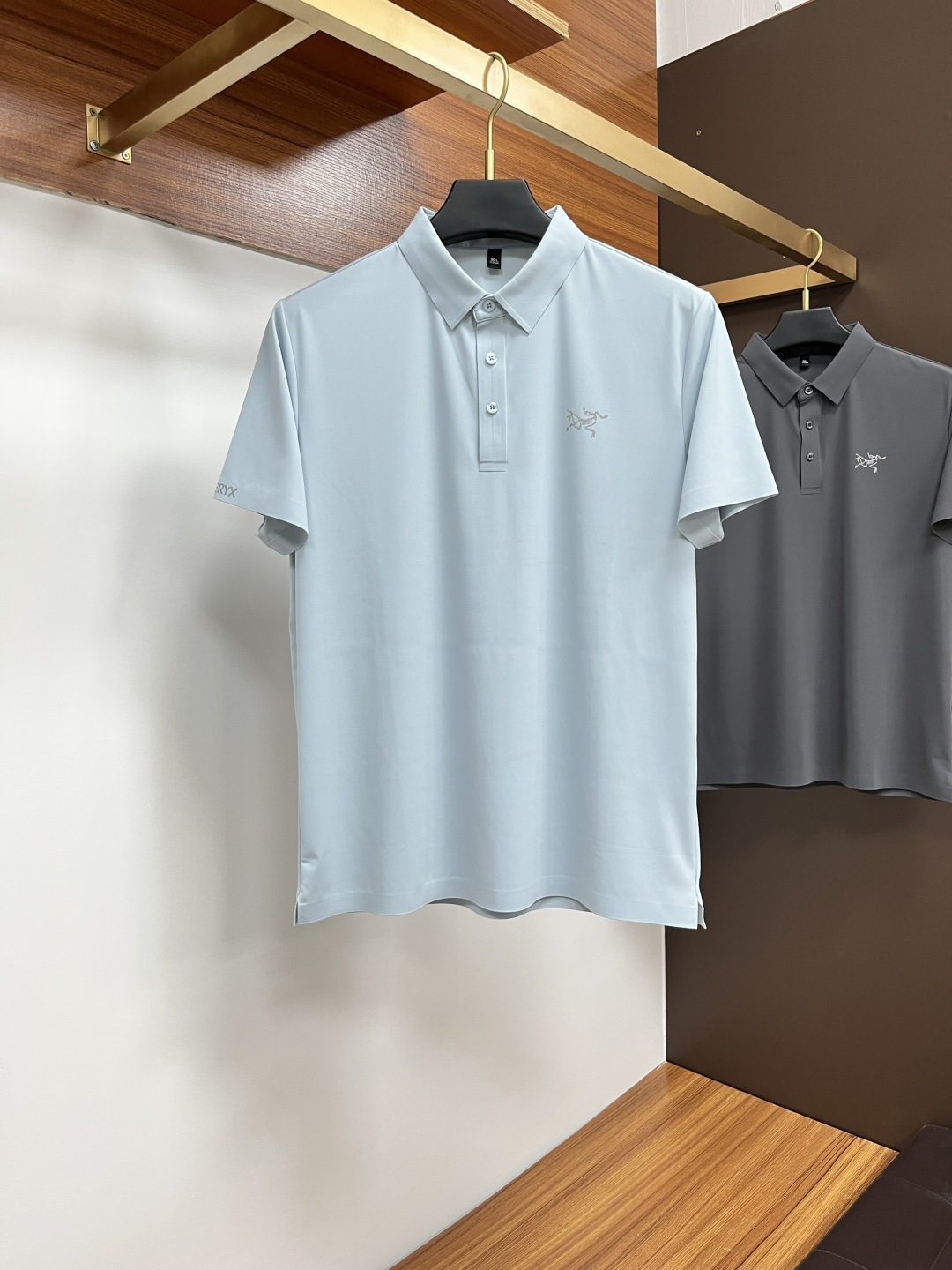 NO:162907,Archaeopteryx 2025 spring and summer classic Polo collar design, paired with simple single-breasted lines, neat and smooth lines, cleverly modifying the neck lines, showing elegant and gentlemanly style. The exquisite brand logo on the left chest adopts traceless pressing process, delicate and flat, low-key, and luxurious texture, showing the brand's ingenuity and quality pursuit in the subtleties. Selected high-quality fabrics, soft and smooth, breathable, and comfortable and comfortable to wear. Whether it is to wear casual trousers to show professionalism and ability; or to combine them with jeans to create a daily look to create a relaxed and comfortable atmosphere, it can be perfectly adapted. PX helps you interpret diverse styles with a calm attitude and show your unique taste. Size M-3XL, arc'teryx, jeans, alexander wang19860909始祖鸟 2025春夏经典的Polo领设计,搭配简洁的单排扣,线条利落流畅,巧妙修饰颈部线条,彰显优雅绅士格调.左胸处精致的品牌标识,采用无痕压胶工艺,细腻而平整,低调间流露奢华质感,于细微之处展现品牌匠心与品质追求. 精选优质面料,触感柔软顺滑,透气性佳,穿着舒适自在.无论是搭配休闲西裤出席商务场合,展现专业干练；还是与牛仔裤组合打造日常造型,营造轻松惬意氛围,它都能完美适配,PX助你以从容姿态诠释多样风格,尽显独特品味. 尺码M-3XL,arc'teryx,jeans,alexander wang,Men's clothing