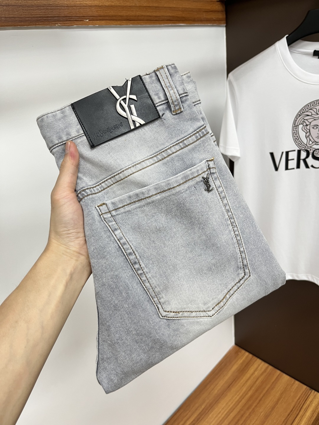 NO:429165,Saint Laurent Ss Snake Year Summer New Year Jeans. Original 1:1 production, perfect choice for daily life, simple, atmospheric, fashionable and stylish, customized imported tannin fabric, heavy industry washing process, complex and exquisite workmanship. Easy to meet the needs of all seasons, soft and elastic, smooth and neat, original auxiliary materials, L10 upper body comfortable and easy to match, durable code number 29-38, saint laurent, jeans, alexander wang19860909圣罗兰 ss蛇年夏季贺岁款牛仔裤.原单1:1制作,日常必备的完美之选,简单大气亦时尚有型,定制进口丹宁面料 ,重工洗水工艺,做工复杂工艺精湛.轻松迎合四季需要,手感柔软带弹力,流畅利落,原版辅料五金,L10上身舒适非常易搭耐看码数29-38,,saint laurent,jeans,alexander wang,Men's clothing