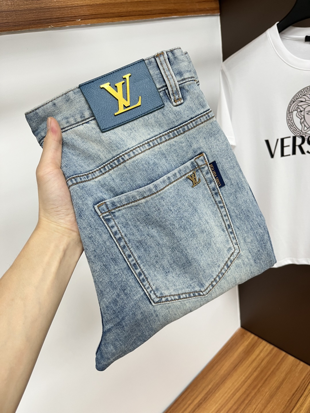 NO:429170,LV Ss Snake Year Summer New Year Jeans. Original 1:1 production, perfect choice for daily life, simple, atmospheric, fashionable and stylish, customized imported tannin fabric, heavy industry washing process, complex and exquisite workmanship. Easy to cater to the needs of all seasons, soft and elastic, smooth and neat, original auxiliary hardware, L10 upper body comfortable and easy to match, durable code number 29-38, louis vuitton, jeans, alexander wang19860909LV ss蛇年夏季贺岁款牛仔裤.原单1:1制作,日常必备的完美之选,简单大气亦时尚有型,定制进口丹宁面料 ,重工洗水工艺,做工复杂工艺精湛.轻松迎合四季需要,手感柔软带弹力,流畅利落,原版辅料五金,L10上身舒适非常易搭耐看码数29-38,,louis vuitton,jeans,alexander wang,Men's clothing