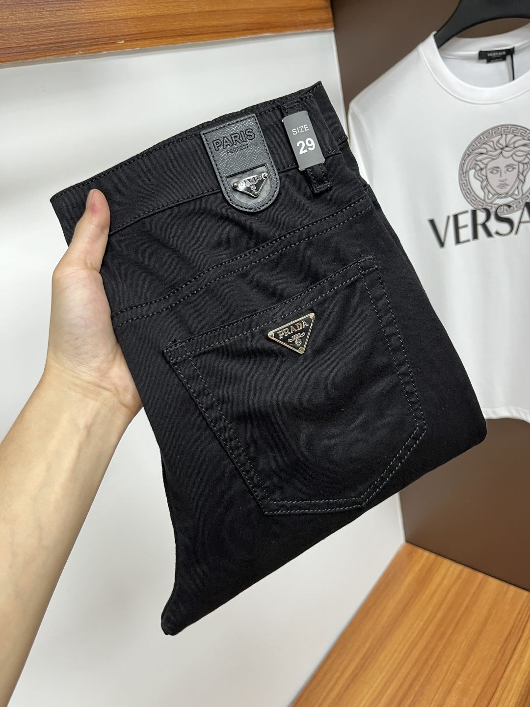 NO:429125,Prada Ss Snake Summer New Year jeans. Original 1:1 production, perfect choice for daily life, simple, elegant, fashionable and stylish, customized imported tannin fabric, heavy industry washing process, complex and exquisite workmanship. Easy to cater to the needs of all seasons, soft and elastic, smooth and neat, original auxiliary materials, L10 upper body comfortable and easy to match, durable code number 29-38, prada, jeans, alexander wang19860909普拉达 ss蛇年夏季贺岁款牛仔裤.原单1:1制作,日常必备的完美之选,简单大气亦时尚有型,定制进口丹宁面料 ,重工洗水工艺,做工复杂工艺精湛.轻松迎合四季需要,手感柔软带弹力,流畅利落,原版辅料五金,L10上身舒适非常易搭耐看码数29-38,,prada,jeans,alexander wang,Men's clothing