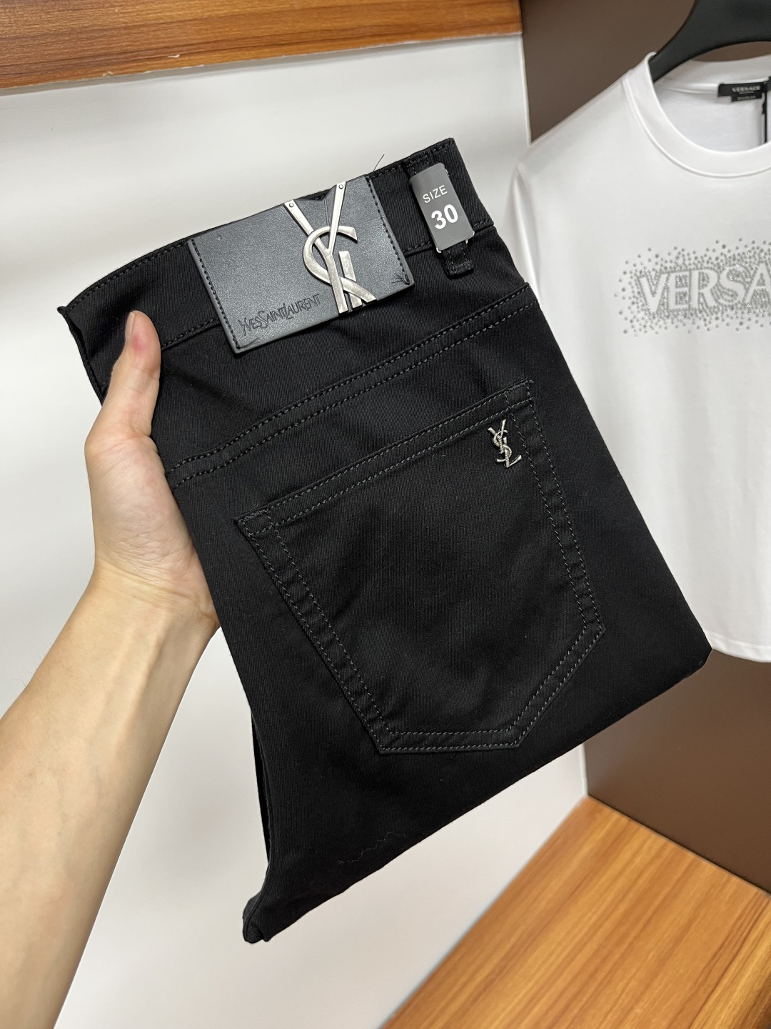 NO:441422,Saint Laurent Ss Snake Year Summer New Year Jeans. Original 1:1 production, perfect choice for daily life, simple, atmospheric, fashionable and stylish, customized imported tannin fabric, heavy industry washing process, complex and exquisite workmanship. Easy to meet the needs of all seasons, soft and elastic, smooth and neat, original auxiliary hardware, L10 upper body comfortable and easy to match, durable code number 29-38, saint laurent, jeans, alexander wang19860909圣罗兰 ss蛇年夏季贺岁款牛仔裤.原单1:1制作,日常必备的完美之选,简单大气亦时尚有型,定制进口丹宁面料 ,重工洗水工艺,做工复杂工艺精湛.轻松迎合四季需要,手感柔软带弹力,流畅利落,原版辅料五金,L10上身舒适非常易搭耐看码数29-38,,saint laurent,jeans,alexander wang,Men's clothing