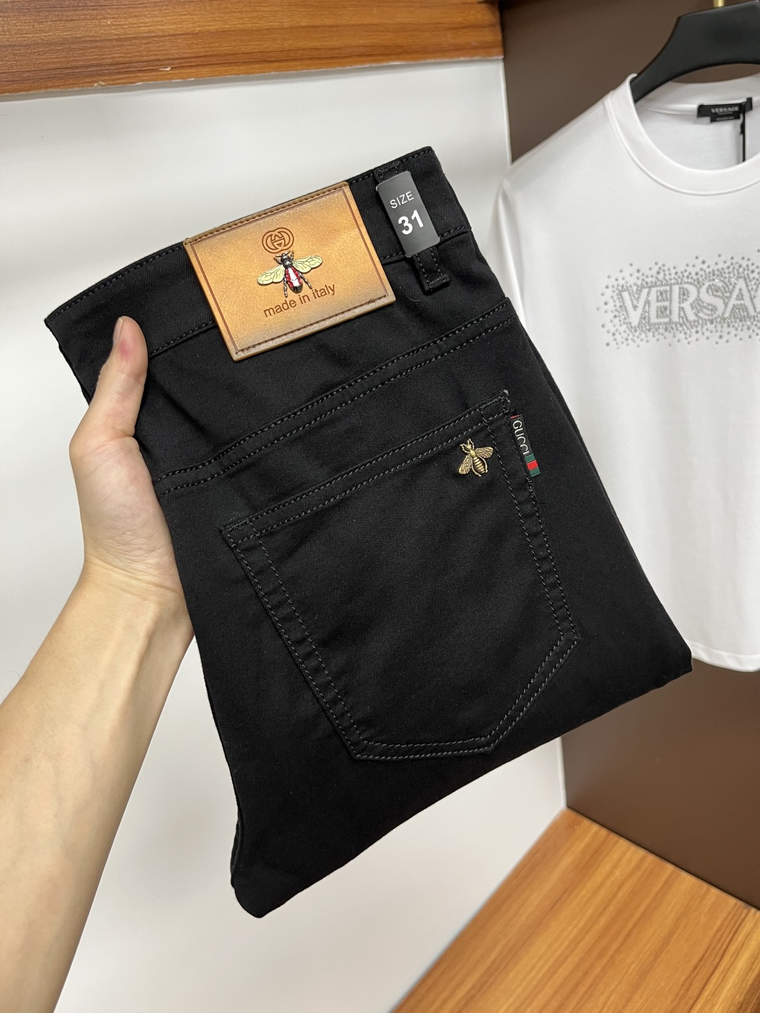 NO:429130,Guqi Ss Snake Summer New Year jeans. Original 1:1 production, perfect choice for daily life, simple, elegant, fashionable and stylish, customized imported tannin fabric, heavy industry washing process, complex and exquisite workmanship. Easy to cater to the needs of all seasons, soft and elastic, smooth and neat, original auxiliary materials, L10 upper body comfortable and easy to match, durable code number 29-38, jeans, alexander wang19860909古奇 ss蛇年夏季贺岁款牛仔裤.原单1:1制作,日常必备的完美之选,简单大气亦时尚有型,定制进口丹宁面料 ,重工洗水工艺,做工复杂工艺精湛.轻松迎合四季需要,手感柔软带弹力,流畅利落,原版辅料五金,L10上身舒适非常易搭耐看码数29-38,,jeans,alexander wang,Men's clothing