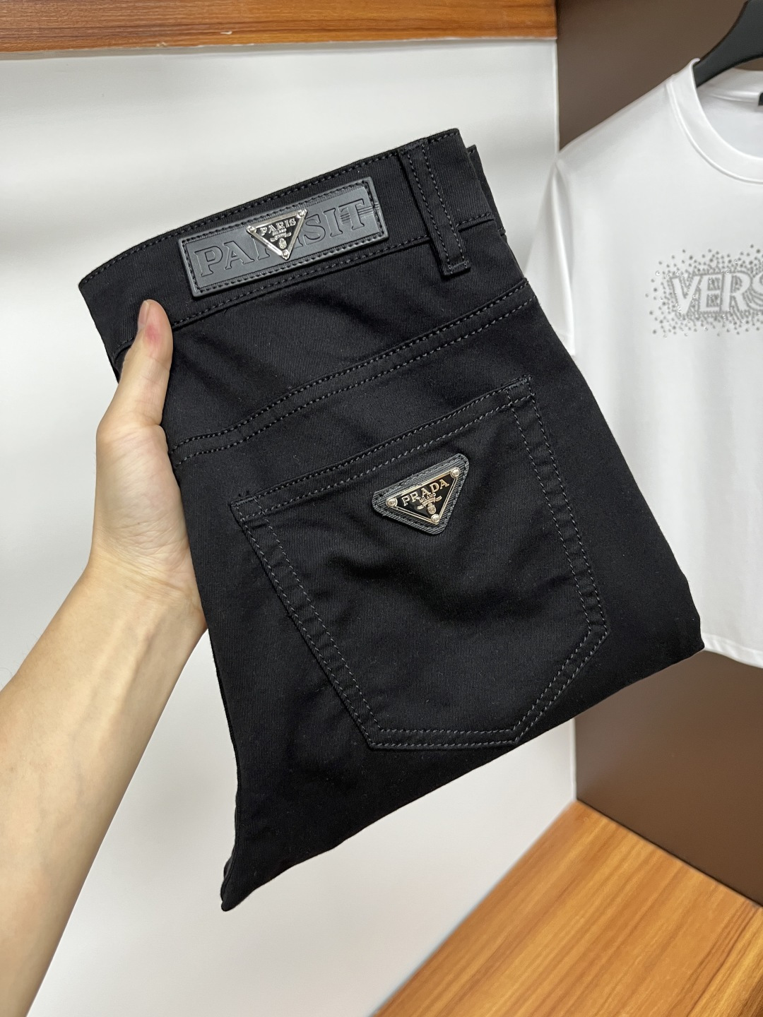 NO:429135,Prada Ss Snake Summer New Year jeans. Original 1:1 production, perfect choice for daily life, simple, elegant, fashionable and stylish, customized imported tannin fabric, heavy industry washing process, complex and exquisite workmanship. Easy to cater to the needs of all seasons, soft and elastic, smooth and neat, original auxiliary materials, L10 upper body comfortable and easy to match, durable code number 29-38, prada, jeans, alexander wang19860909普拉达 ss蛇年夏季贺岁款牛仔裤.原单1:1制作,日常必备的完美之选,简单大气亦时尚有型,定制进口丹宁面料 ,重工洗水工艺,做工复杂工艺精湛.轻松迎合四季需要,手感柔软带弹力,流畅利落,原版辅料五金,L10上身舒适非常易搭耐看码数29-38,,prada,jeans,alexander wang,Men's clothing