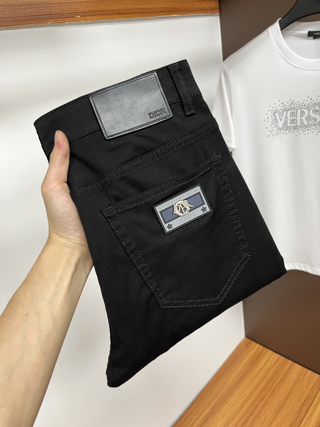 NO:429139,Dior Ss Snake Summer New Year jeans. Original 1:1 production, perfect choice for daily life, simple, elegant, fashionable and stylish, customized imported tannin fabric, heavy industry washing process, complex and exquisite workmanship. Easy to meet the needs of all seasons, soft and elastic, smooth and neat, original auxiliary materials, L10 upper body comfortable and easy to match, durable code number 29-38, dior, jeans, alexander wang19860909迪奥 ss蛇年夏季贺岁款牛仔裤.原单1:1制作,日常必备的完美之选,简单大气亦时尚有型,定制进口丹宁面料 ,重工洗水工艺,做工复杂工艺精湛.轻松迎合四季需要,手感柔软带弹力,流畅利落,原版辅料五金,L10上身舒适非常易搭耐看码数29-38,,dior,jeans,alexander wang,Men's clothing