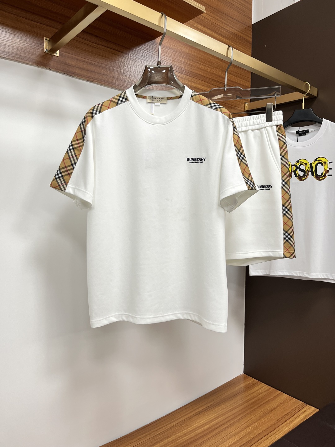 NO:162912,Burberry's 2025 Spring and Summer Counter New Casual Set!  High-end recommendation!  Custom European cotton material is super soft and skin-friendly!  The exquisite brand logo embellishment on the chest, the tailoring is a slim fit, and it is absolutely a crisp and handsome fit!  It can be seen from the locking needle that it is absolutely produced by a large manufacturer. This density of sewing process is absolutely meticulous in handling details!  Highly recommended Size M-3XL (175 140 catties L slim fit, maximum wear 190 catties), burberry, alexander wang19860909巴宝莉 2025春夏专柜新款休闲套装！高端推荐！定制欧棉材质 超柔软亲肤触感！胸前精致品牌Logo点缀 剪裁属于修身版型 绝对挺括帅气的合体型！从锁针可以看出 绝对大厂代工出品 这种密度的缝制工艺 对待细节处理绝对是一丝不苟！强烈推荐 尺码M-3XL（175 140斤L修身 最大穿190斤）,,burberry,alexander wang,Men's clothing