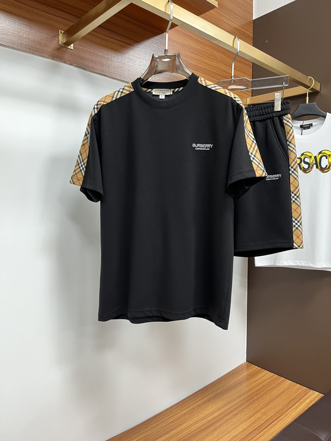 NO:156330,Burberry's 2025 Spring and Summer Counter New Casual Set!  High-end recommendation!  Custom European cotton material is super soft and skin-friendly!  The exquisite brand logo embellishment on the chest, the tailoring is a slim fit, and it is absolutely a crisp and handsome fit!  It can be seen from the locking needle that it is absolutely produced by a large manufacturer. This density of sewing process is absolutely meticulous in handling details!  Highly recommended Size M-3XL (175 140 catties L slim fit, maximum wear 190 catties), burberry, alexander wang19860909巴宝莉 2025春夏专柜新款休闲套装！高端推荐！定制欧棉材质 超柔软亲肤触感！胸前精致品牌Logo点缀 剪裁属于修身版型 绝对挺括帅气的合体型！从锁针可以看出 绝对大厂代工出品 这种密度的缝制工艺 对待细节处理绝对是一丝不苟！强烈推荐 尺码M-3XL（175 140斤L修身 最大穿190斤）,,burberry,alexander wang,Men's clothing