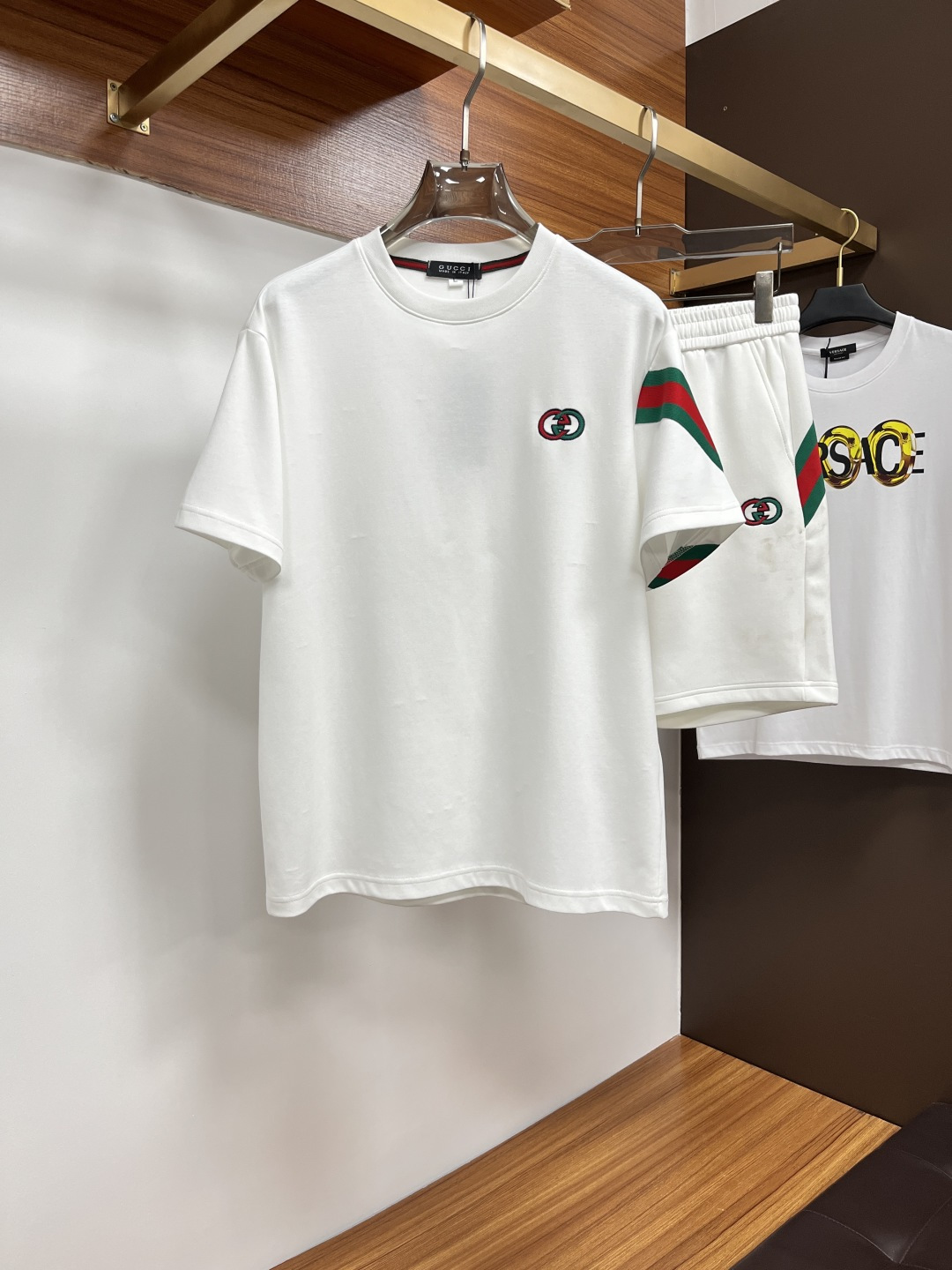 NO:156332,Guqi 2025 Spring and Summer Counter New Casual Set!  High-end recommendation!  Custom European cotton material is super soft and skin-friendly!  The exquisite brand logo embellishment on the chest, the tailoring is a slim fit, and it is absolutely a crisp and handsome fit!  It can be seen from the locking needle that it is absolutely produced by a large manufacturer. This density of sewing process is absolutely meticulous in handling details!  Highly recommended Size M-3XL (175 140 catties L slim fit, maximum wear 190 catties), alexander wang19860909古奇 2025春夏专柜新款休闲套装！高端推荐！定制欧棉材质 超柔软亲肤触感！胸前精致品牌Logo点缀 剪裁属于修身版型 绝对挺括帅气的合体型！从锁针可以看出 绝对大厂代工出品 这种密度的缝制工艺 对待细节处理绝对是一丝不苟！强烈推荐 尺码M-3XL（175 140斤L修身 最大穿190斤）,,alexander wang,Men's clothing