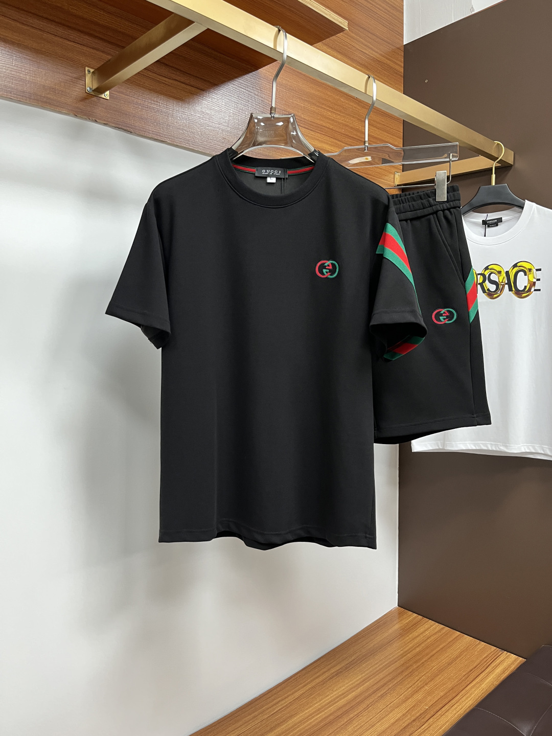 NO:156341,Guqi 2025 Spring and Summer Counter New Casual Set!  High-end recommendation!  Custom European cotton material is super soft and skin-friendly!  The exquisite brand logo embellishment on the chest, the tailoring is a slim fit, and it is absolutely a crisp and handsome fit!  It can be seen from the locking needle that it is absolutely produced by a large manufacturer. This density of sewing process is absolutely meticulous in handling details!  Highly recommended Size M-3XL (175 140 catties L slim fit, maximum wear 190 catties), alexander wang19860909古奇 2025春夏专柜新款休闲套装！高端推荐！定制欧棉材质 超柔软亲肤触感！胸前精致品牌Logo点缀 剪裁属于修身版型 绝对挺括帅气的合体型！从锁针可以看出 绝对大厂代工出品 这种密度的缝制工艺 对待细节处理绝对是一丝不苟！强烈推荐 尺码M-3XL（175 140斤L修身 最大穿190斤）,,alexander wang,Men's clothing