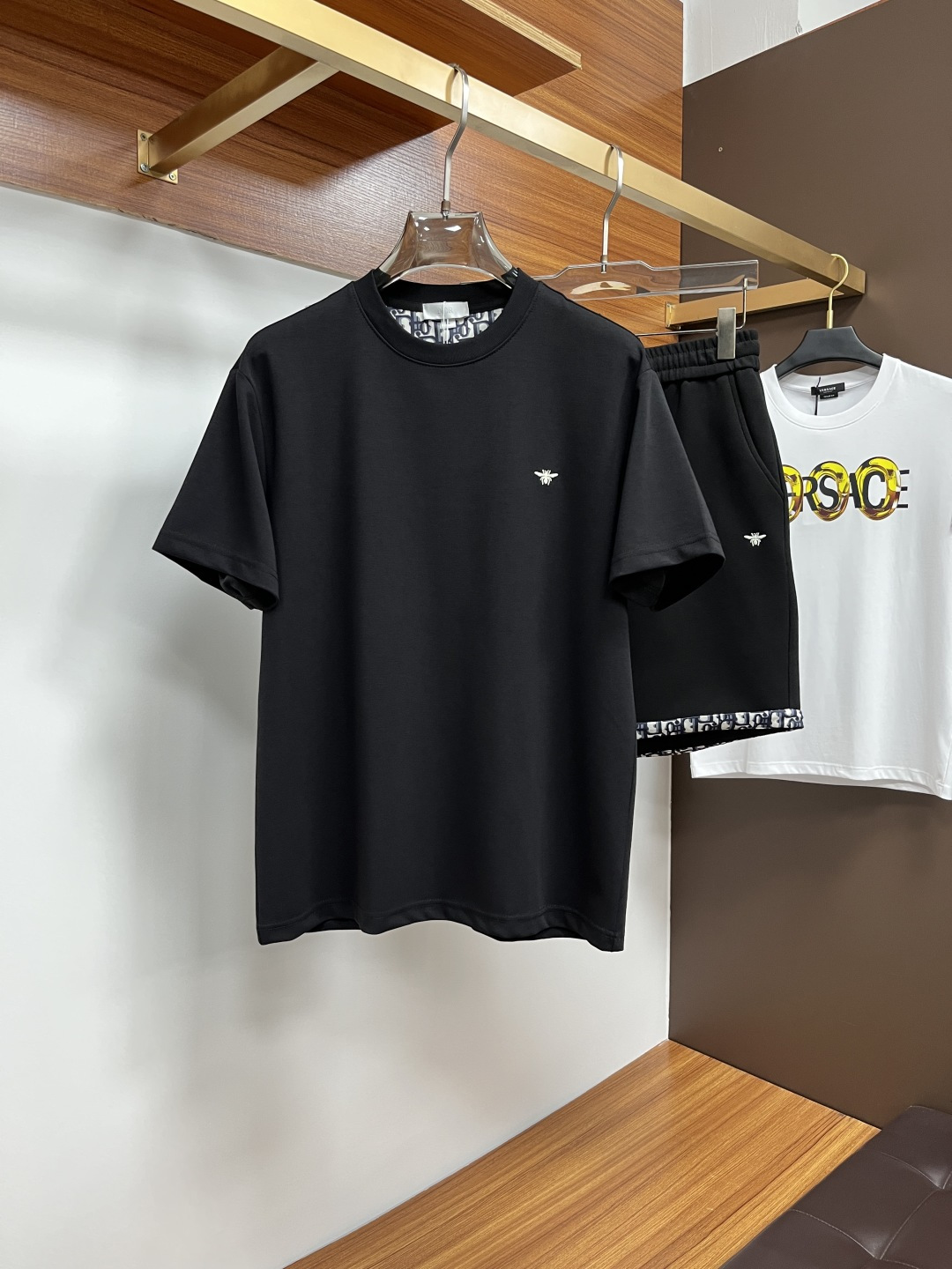 NO:156338,Dior 2025 spring and summer counter new casual set!  High-end recommendation!  Custom European cotton material is super soft and skin-friendly!  The exquisite brand logo embellishment on the chest, the tailoring is a slim fit, and it is absolutely a crisp and handsome fit!  It can be seen from the locking needle that it is absolutely produced by a large manufacturer. This density of sewing process is absolutely meticulous in handling details!  Highly recommended Size M-3XL (175 140 catties L slim fit, maximum wear 190 catties), Dior, alexander wang19860909迪奥 2025春夏专柜新款休闲套装！高端推荐！定制欧棉材质 超柔软亲肤触感！胸前精致品牌Logo点缀 剪裁属于修身版型 绝对挺括帅气的合体型！从锁针可以看出 绝对大厂代工出品 这种密度的缝制工艺 对待细节处理绝对是一丝不苟！强烈推荐 尺码M-3XL（175 140斤L修身 最大穿190斤）,,dior,alexander wang,Men's clothing