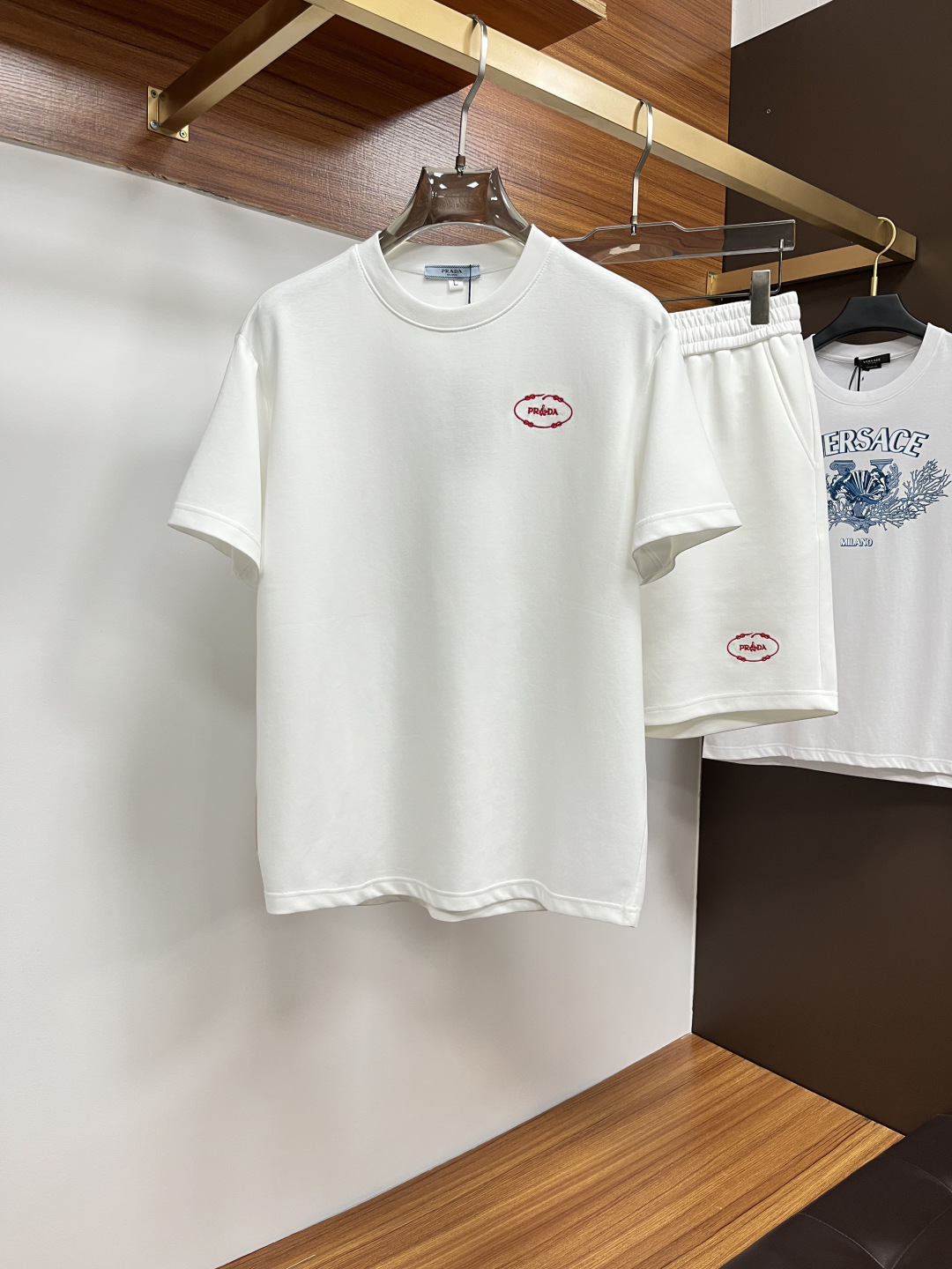 NO:162908,Prada 2025 Spring and Summer Counter New Casual Set!  High-end recommendation!  Custom European cotton material is super soft and skin-friendly!  The exquisite brand logo embellishment on the chest, the tailoring is a slim fit, and it is absolutely a crisp and handsome fit!  It can be seen from the locking needle that it is absolutely produced by a large manufacturer. This density of sewing process is absolutely meticulous in handling details!  Highly recommended Size M-3XL (175 140 catties L slim fit, maximum wear 190 catties), prada, alexander wang19860909普拉达 2025春夏专柜新款休闲套装！高端推荐！定制欧棉材质 超柔软亲肤触感！胸前精致品牌Logo点缀 剪裁属于修身版型 绝对挺括帅气的合体型！从锁针可以看出 绝对大厂代工出品 这种密度的缝制工艺 对待细节处理绝对是一丝不苟！强烈推荐 尺码M-3XL（175 140斤L修身 最大穿190斤）,,prada,alexander wang,Men's clothing