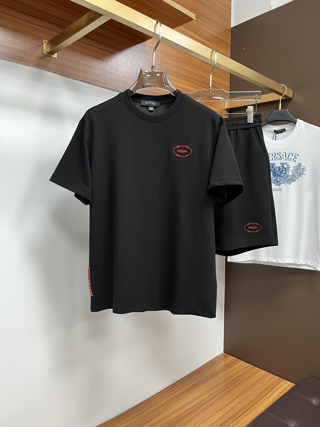 NO:156335,Prada 2025 Spring and Summer Counter New Casual Set!  High-end recommendation!  Custom European cotton material is super soft and skin-friendly!  The exquisite brand logo embellishment on the chest, the tailoring is a slim fit, and it is absolutely a crisp and handsome fit!  It can be seen from the locking needle that it is absolutely produced by a large manufacturer. This density of sewing process is absolutely meticulous in handling details!  Highly recommended Size M-3XL (175 140 catties L slim fit, maximum wear 190 catties), prada, alexander wang19860909普拉达 2025春夏专柜新款休闲套装！高端推荐！定制欧棉材质 超柔软亲肤触感！胸前精致品牌Logo点缀 剪裁属于修身版型 绝对挺括帅气的合体型！从锁针可以看出 绝对大厂代工出品 这种密度的缝制工艺 对待细节处理绝对是一丝不苟！强烈推荐 尺码M-3XL（175 140斤L修身 最大穿190斤）,,prada,alexander wang,Men's clothing